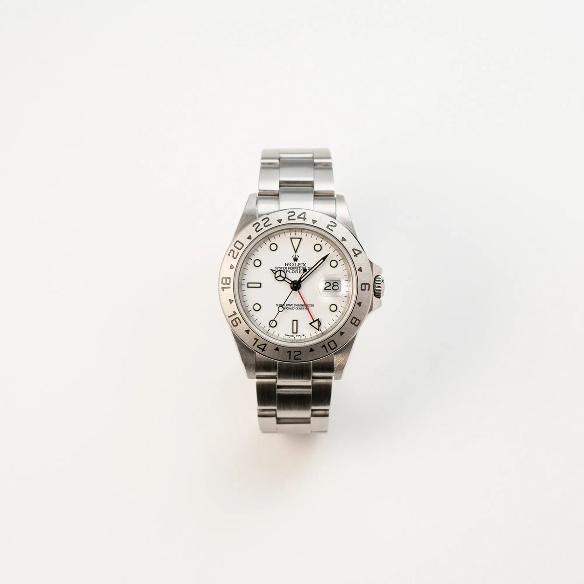 Frontale Ansicht der Rolex Explorer 2 - Referenz 16570T - mit dem weißen Polar-Zifferblatt