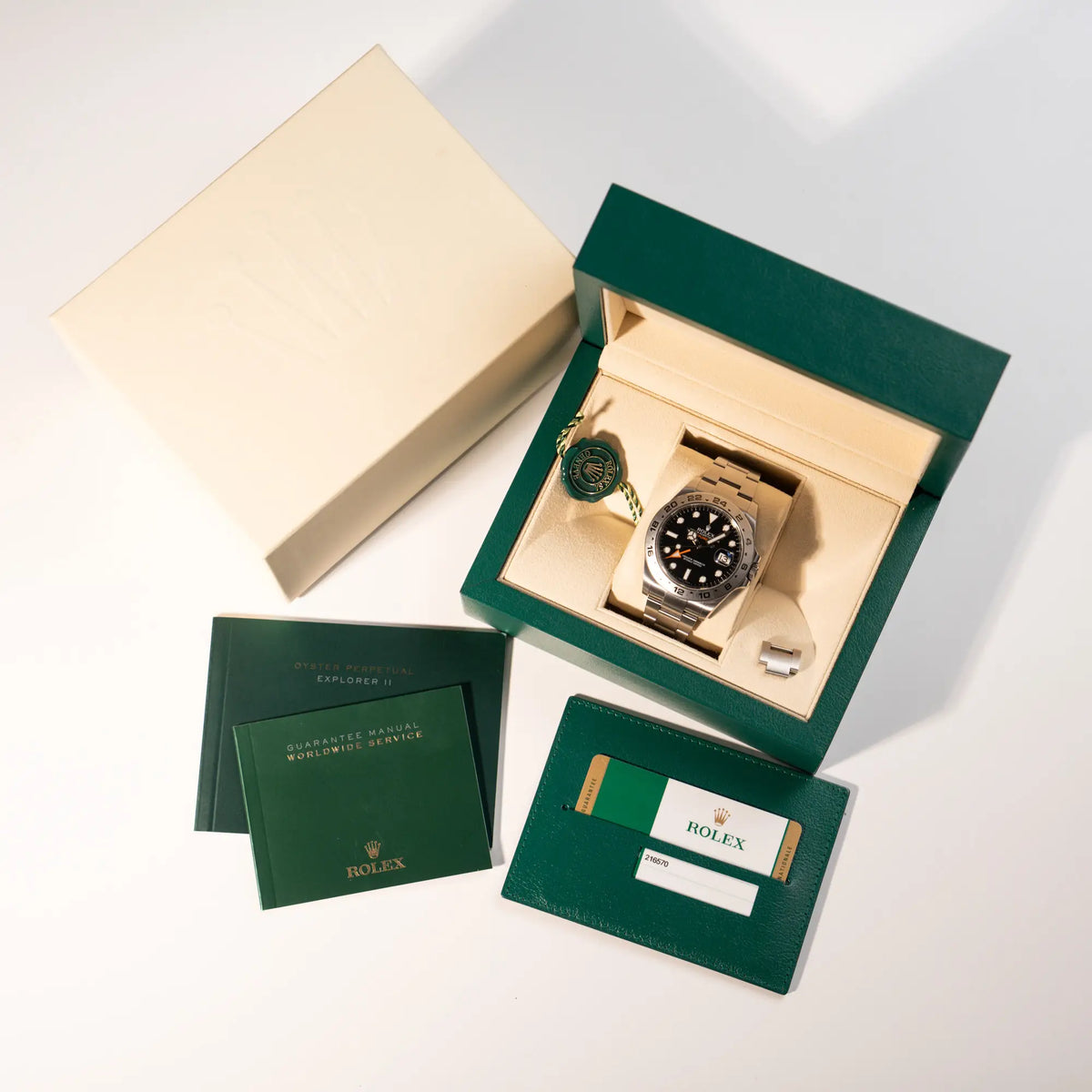 Rolex Explorer 2 Orangehand im Top-Zustand der Referenz 216570 mit schwarzem Zifferblatt  zusammen mit dem Lieferumfang, bestehend aus Uhr, Box, Umkarton, Booklets, Hang-Tag und Papieren/Garantiekarte