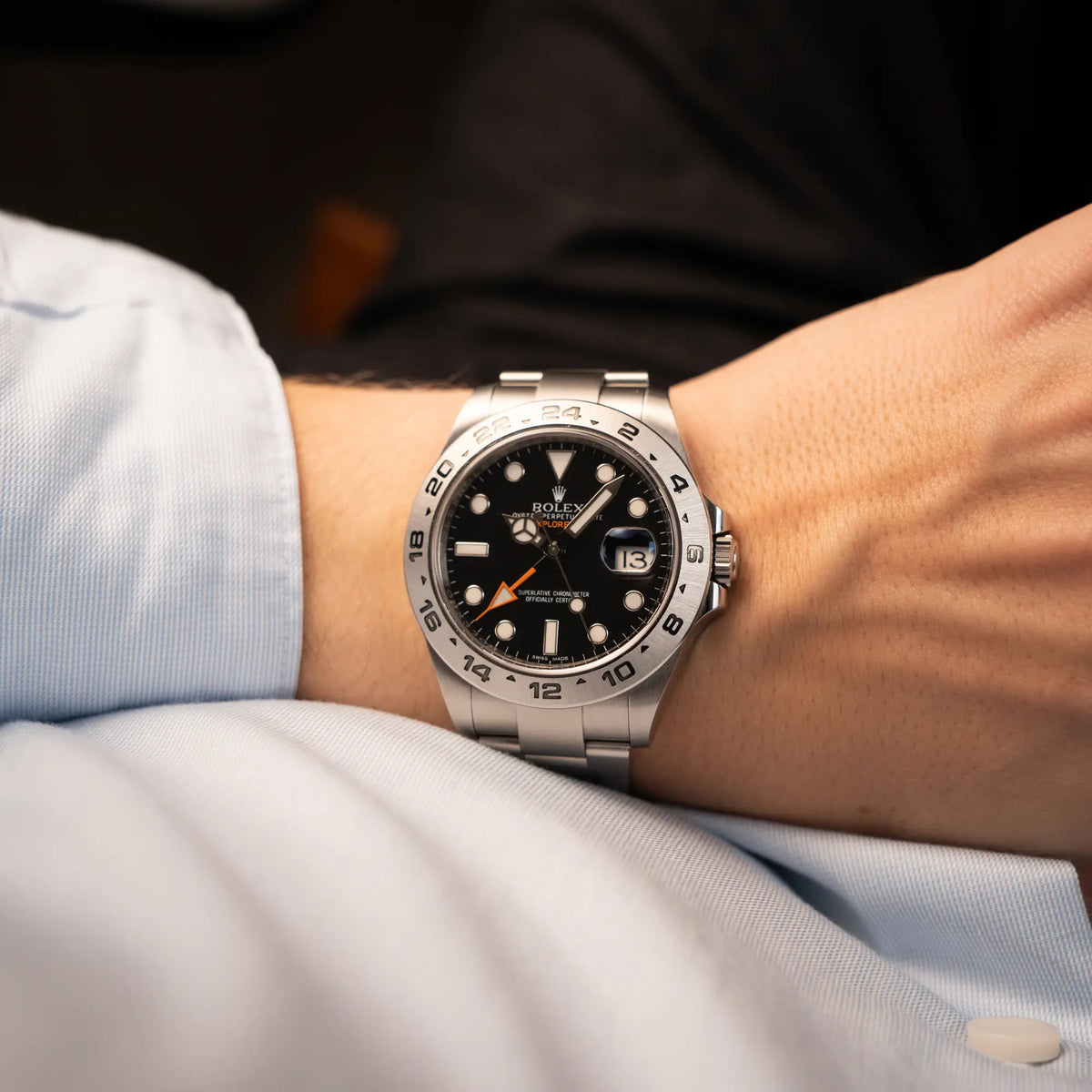 Mann trägt die Rolex Explorer 2 Orangehand im Top-Zustand der Referenz 216570 mit schwarzem Zifferblatt an seinem Handgelenk