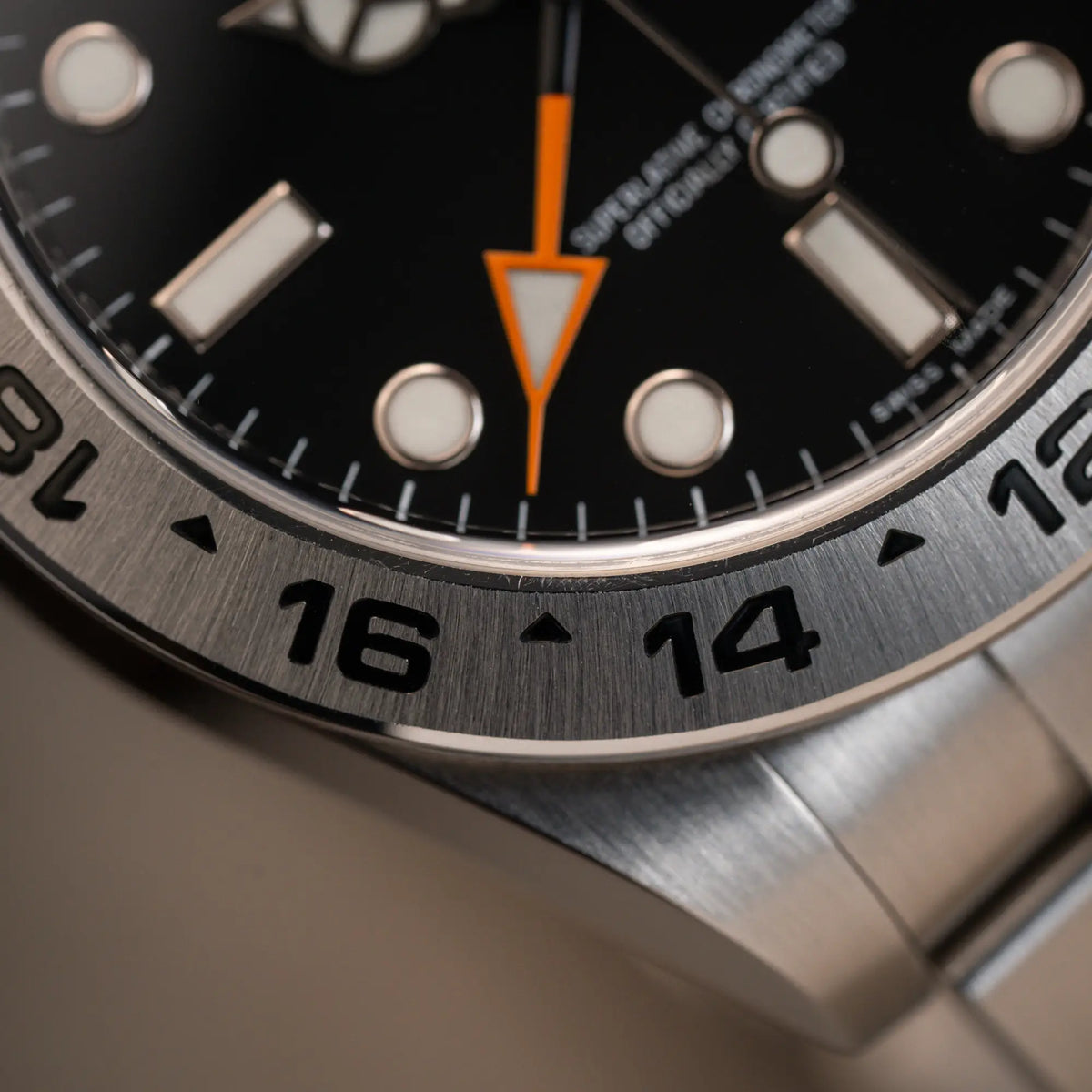 Makroaufnahme der Rolex Explorer 2 Orangehand im Top-Zustand der Referenz 216570 mit schwarzem Zifferblatt  zeigt die Lünette