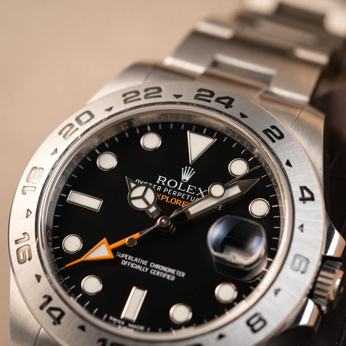 Detailaufnahme der Rolex Explorer 2 Orangehand im Top-Zustand der Referenz 216570 mit schwarzem Zifferblatt 