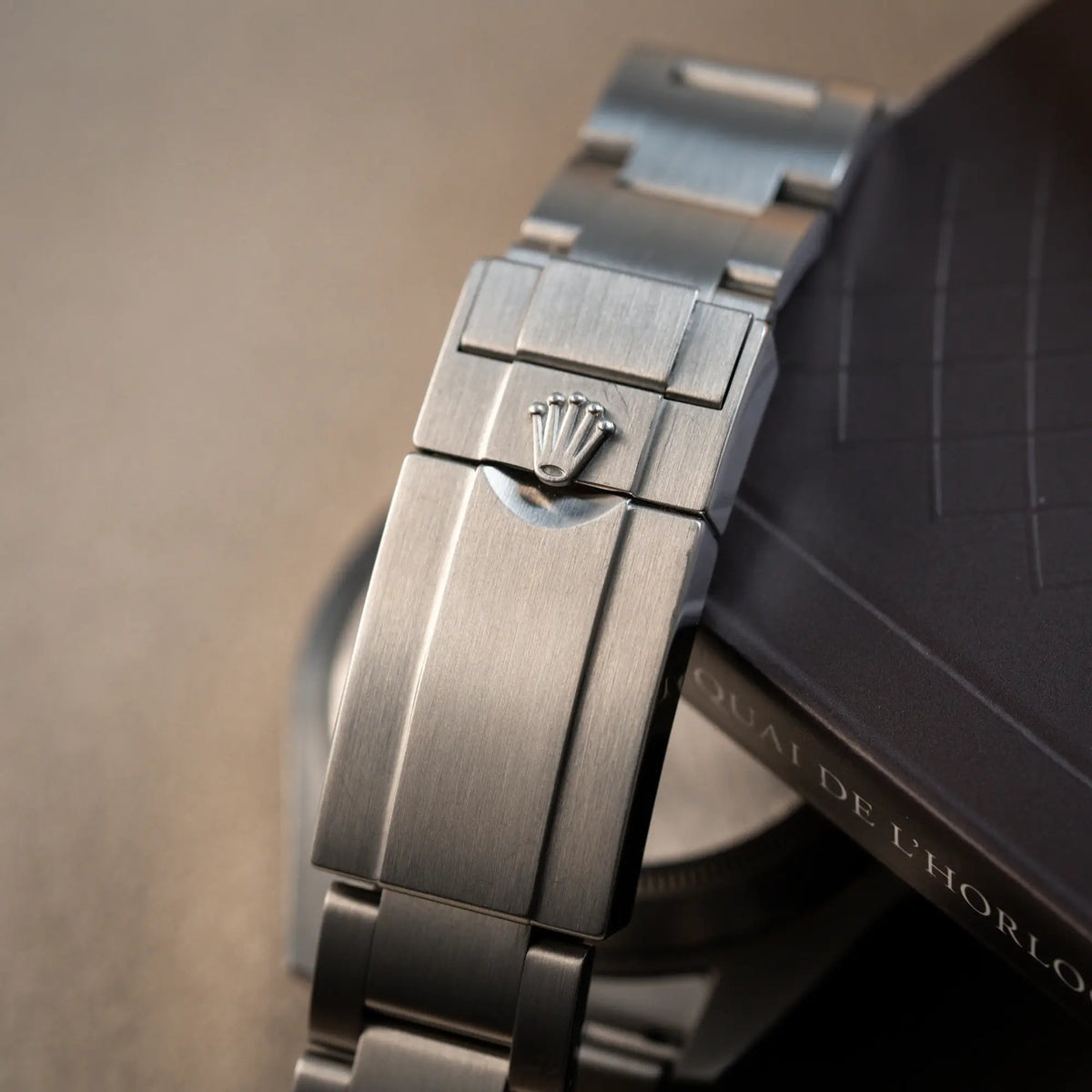 Detailaufnahme der Oyster-Stahl-Faltschliesse mit Rolex-Krone von der Rolex Explorer 2 Orangehand im Top-Zustand der Referenz 216570 mit schwarzem Zifferblatt 