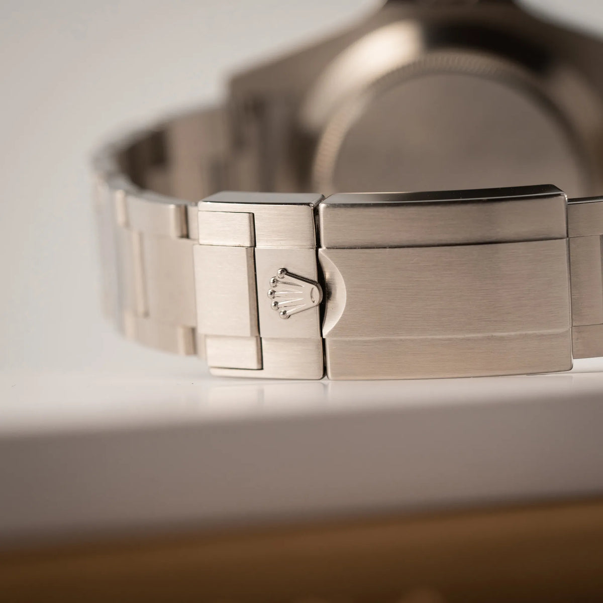 Detailaufnahme der Oyster-Falschliesse der Rolex Explorer II 216570 aus 2021 mit dem weißen Polar Zifferblatt mit dem typischen orangen GMT-Zeiger in einem sehr guten Zustand