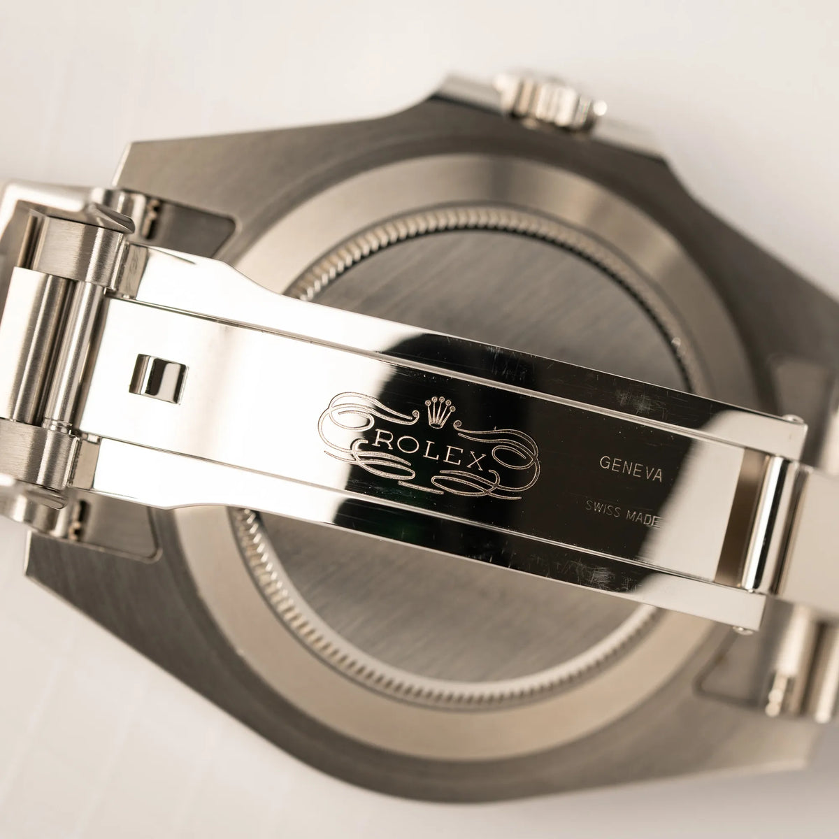 Klassisches Rolex Logo im Inneren der Oyster-Faltschliesse der Rolex Explorer II 216570 aus 2021 mit dem weißen Polar Zifferblatt mit dem typischen orangen GMT-Zeiger in einem sehr guten Zustand