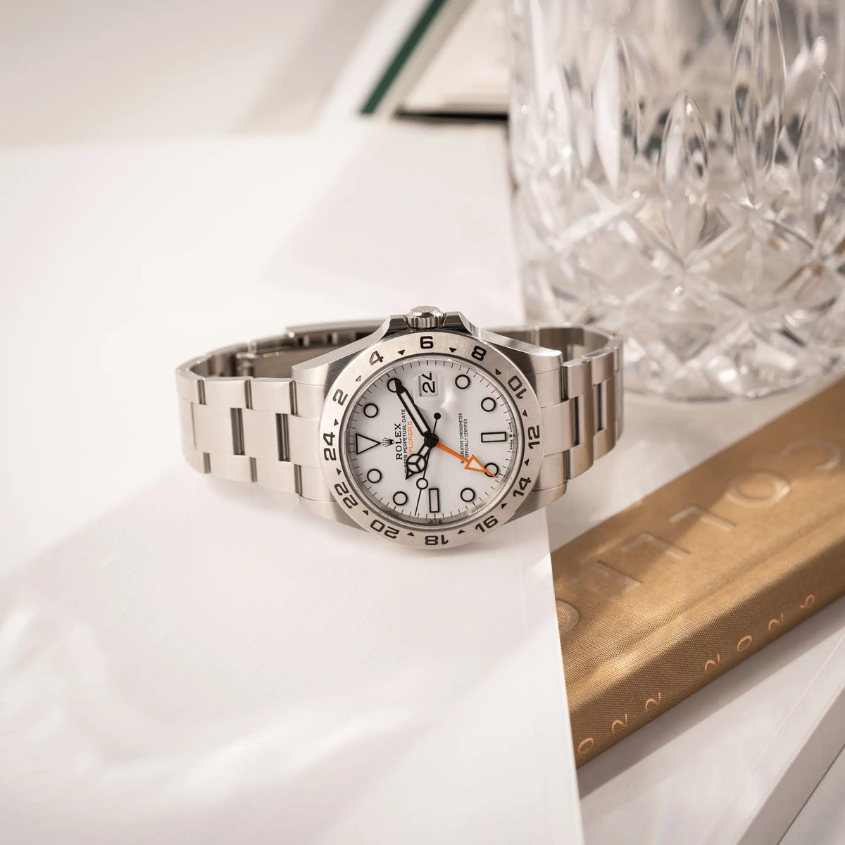 Produktfotografie der Rolex Explorer II der Referenz 226570 am Oyster-Stahlband mit dem weißen Polar-Zifferblatt und dem typischen orangen 24-Stunden-Zeiger