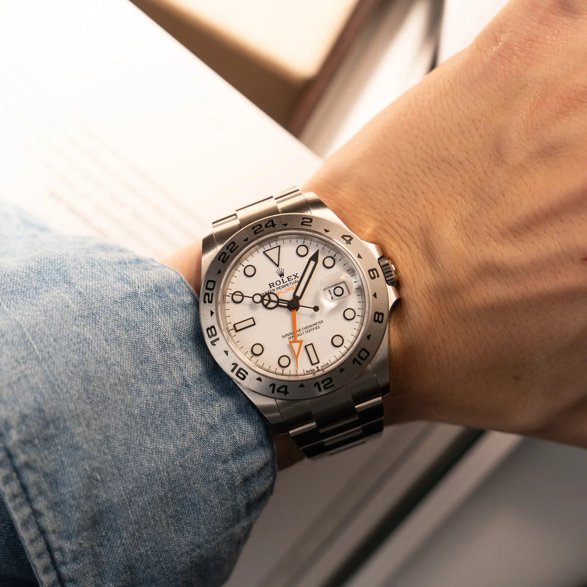 Wristshot mit der Rolex Explorer 2 der Referenz 226570 mit dem Polar Zifferblatt und orangem GMT-Zeiger