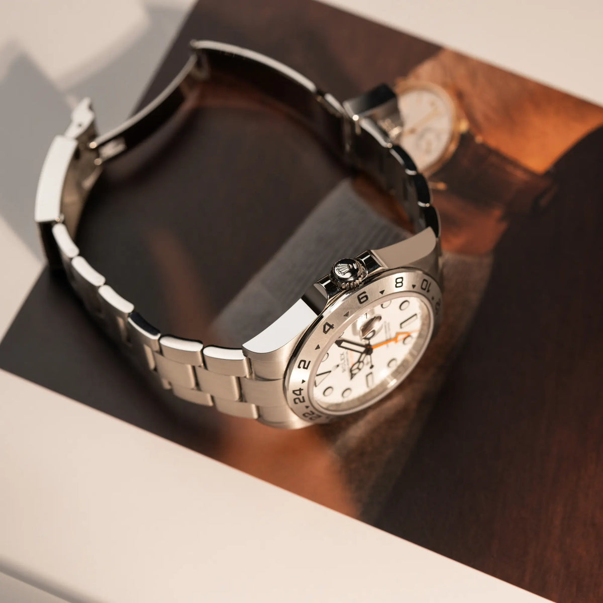 Produktfotografie der Rolex Explorer 2 der Referenz 226570 mit dem Polar Zifferblatt und orangem GMT-Zeiger mit Fokus auf der Aufzugskrone