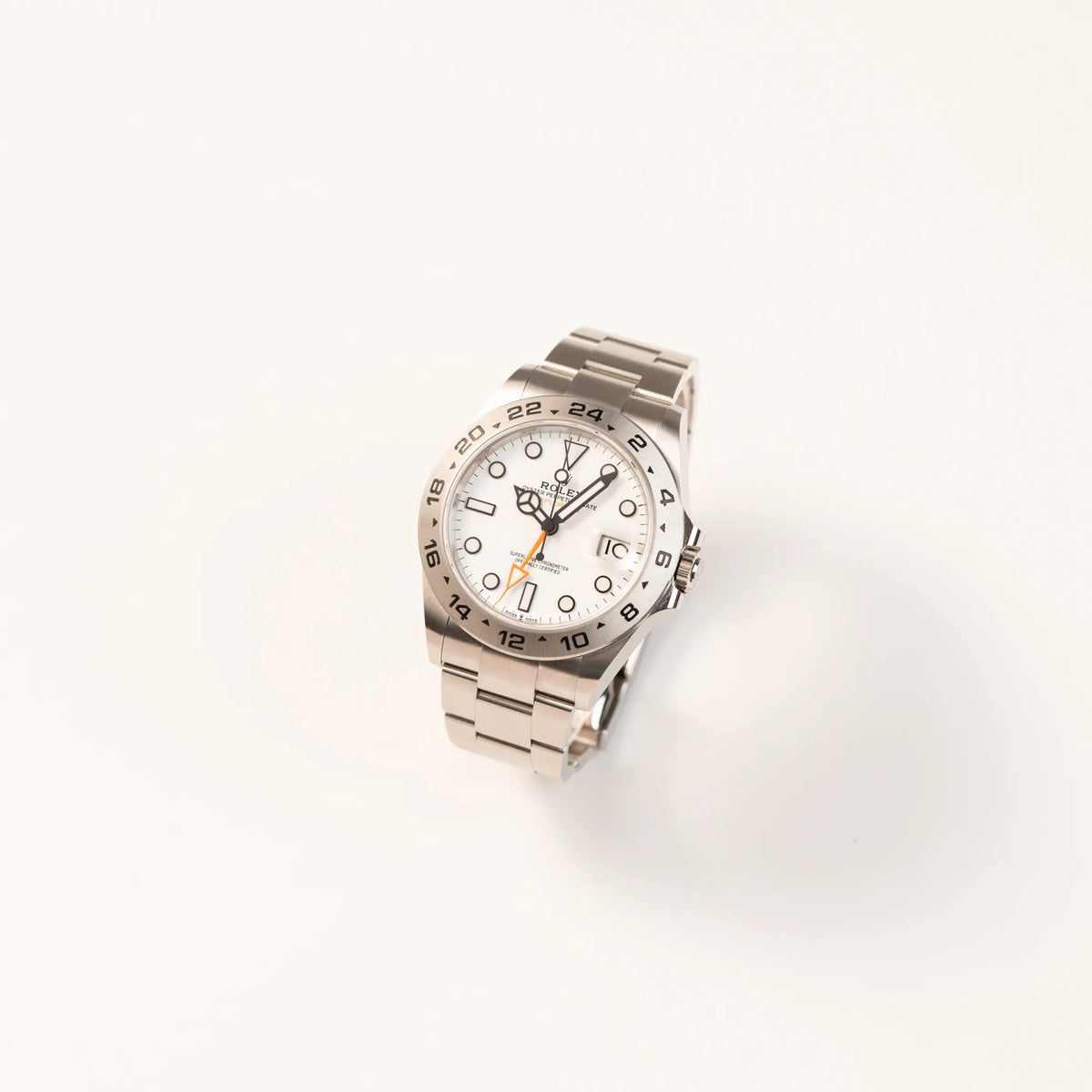 Leicht schräge Ansicht der Rolex Explorer 2 der Referenz 226570 mit dem Polar Zifferblatt und orangem GMT-Zeiger
