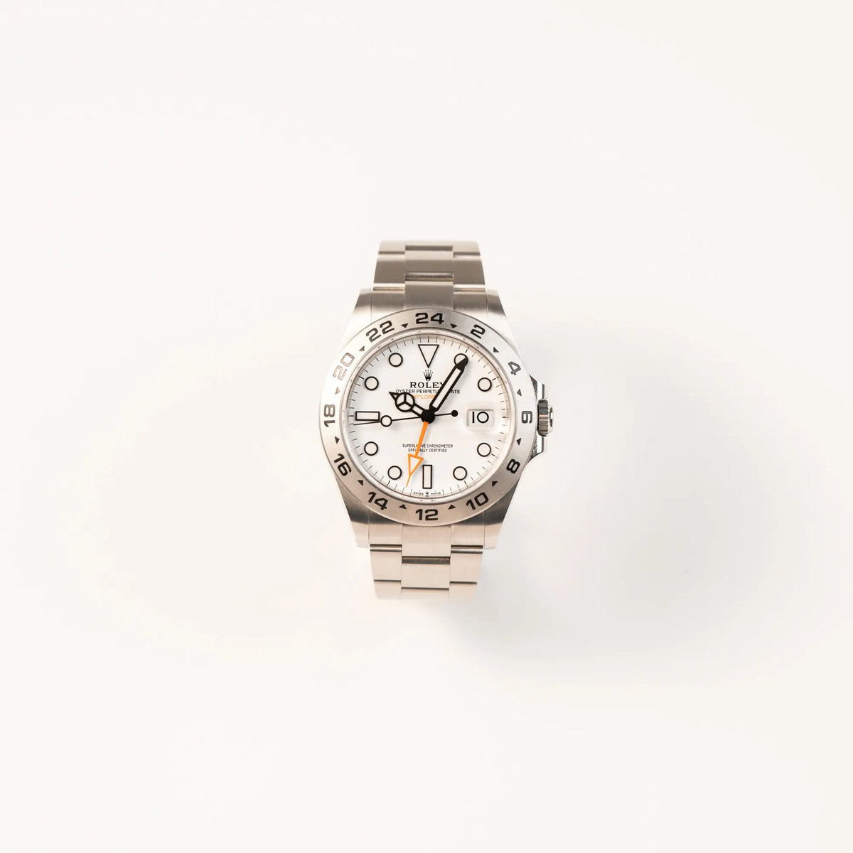 Frontale Ansicht der Rolex Explorer 2 der Referenz 226570 mit dem Polar Zifferblatt und orangem GMT-Zeiger