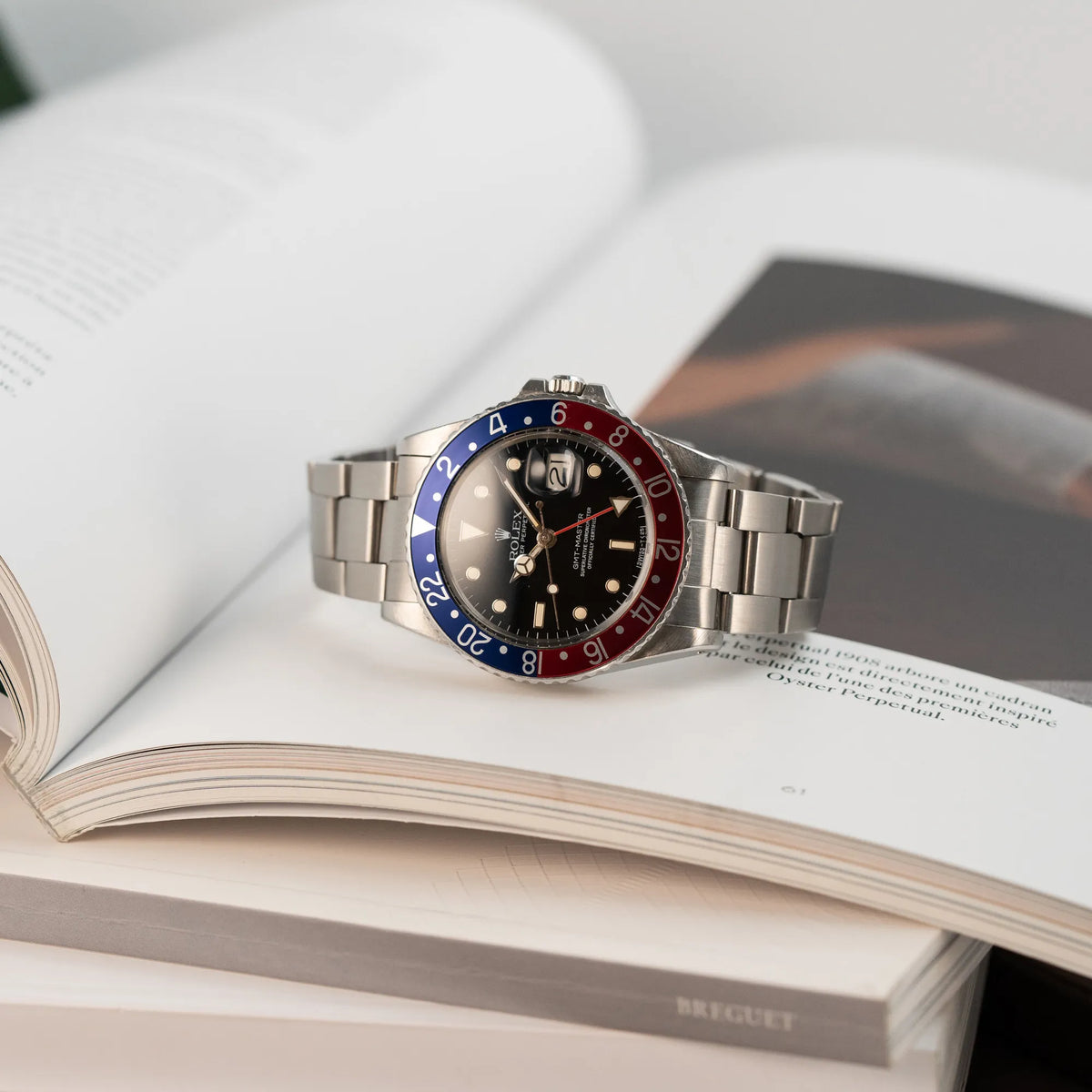 Produktfotografie der der Rolex GMT Master 1675 mit dem Nickname Pepsi mit blau-roter Lynette