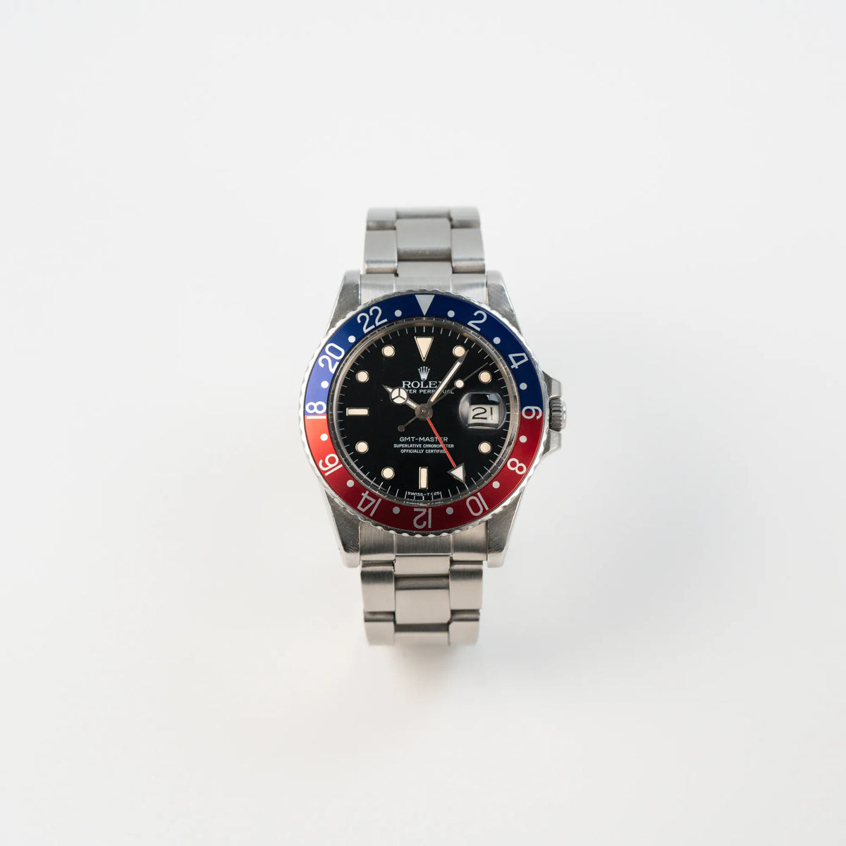Frontale Ansicht der Rolex GMT Master 1675 mit dem Nickname Pepsi mit blau-roter Lynette