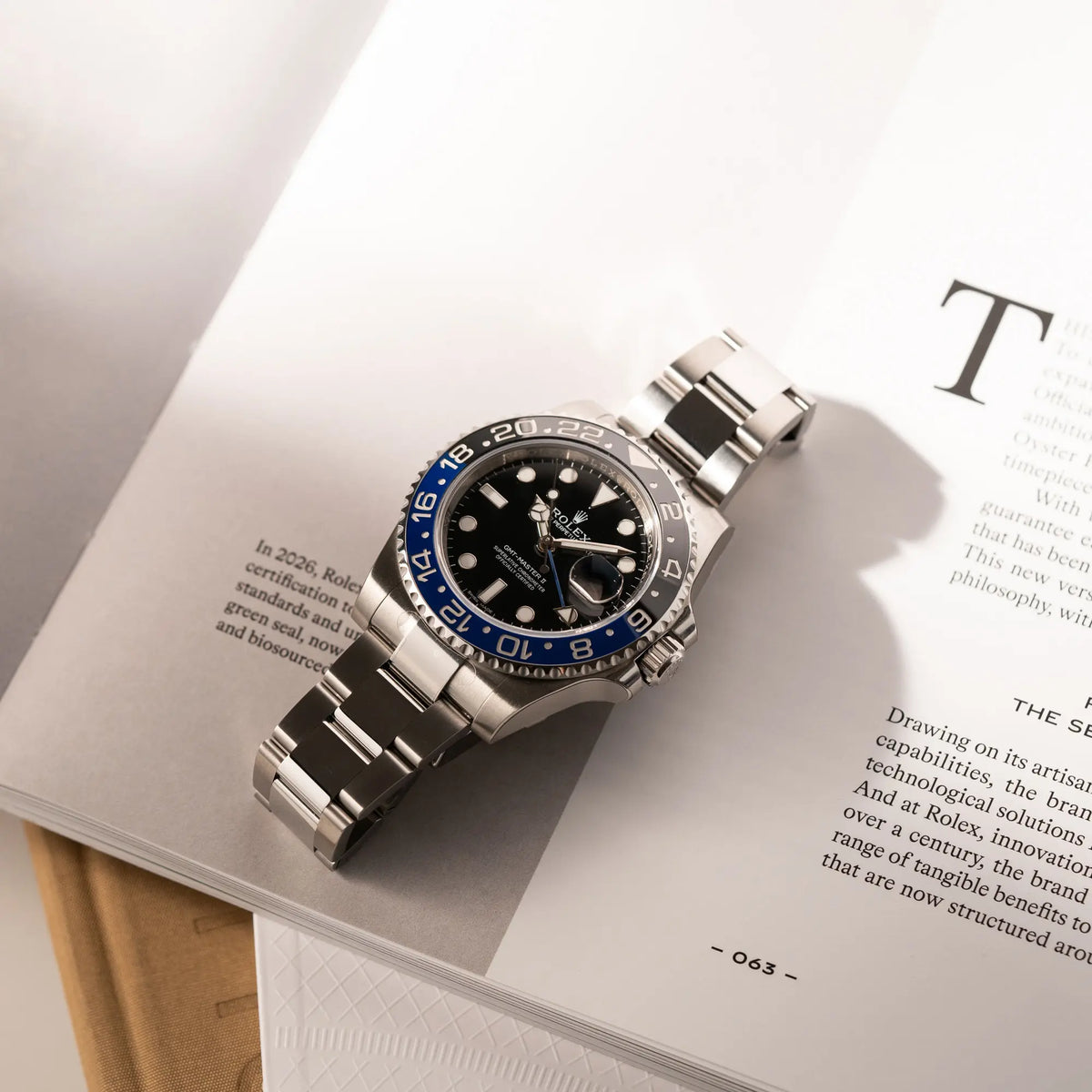 Rolex GMT-Master II der Referenz 116710BLNR mit dem Nickname "Batman" mit der schwarz blauen Keramik-Lünette am Oyster-Stahlband im verklebten Neuzustand