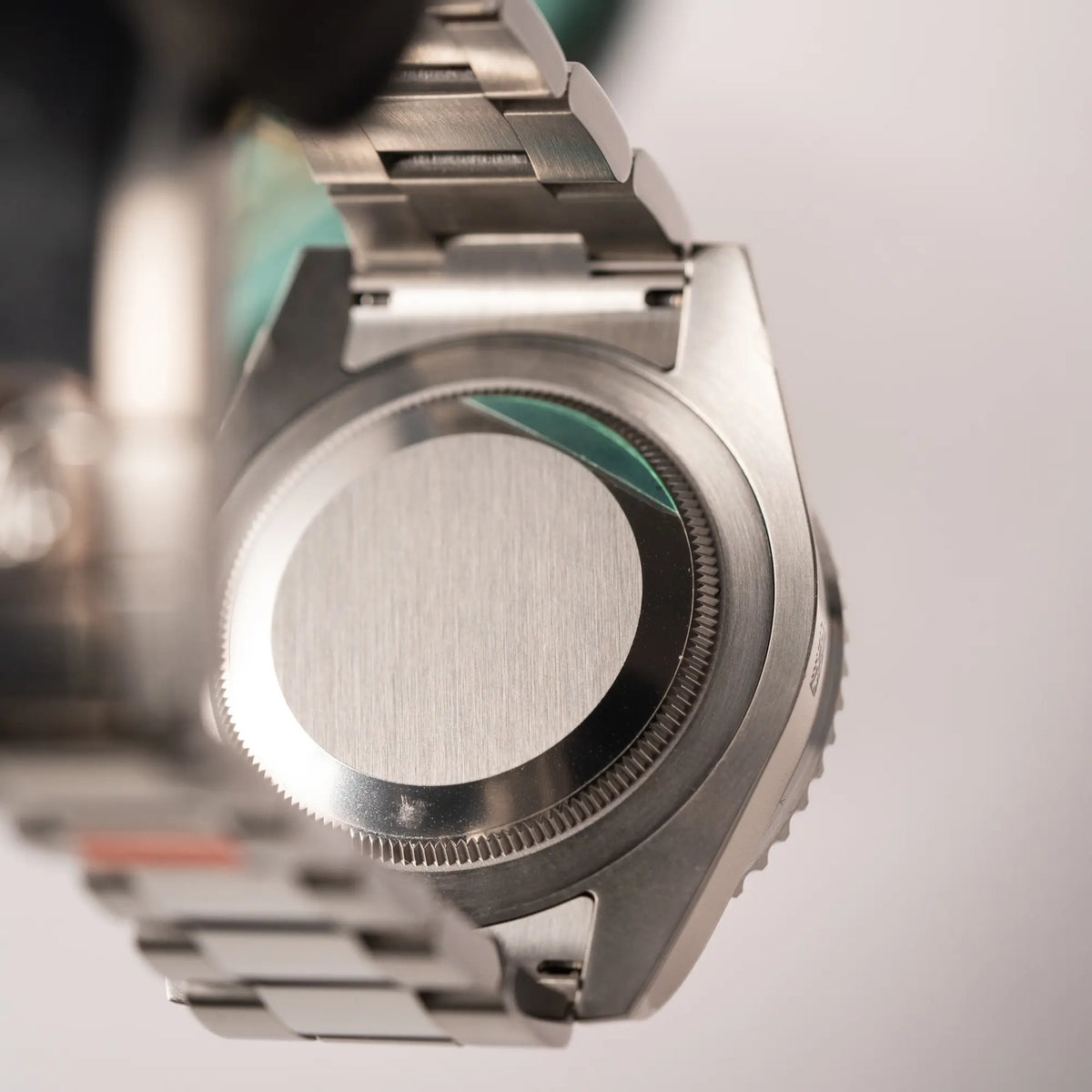 Gehäuseboden der Rolex GMT-Master II der Referenz 116710BLNR mit dem Nickname "Batman" mit der schwarz blauen Keramik-Lünette am Oyster-Stahlband im verklebten Neuzustand