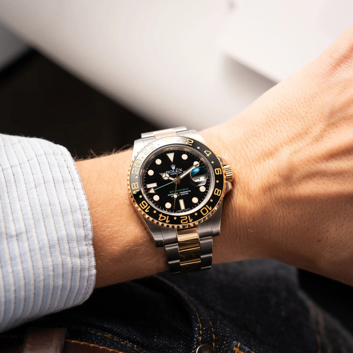 Wristshot mit der Rolex GMT-Master II der Referenz 116713LN in Stahl-Gold mit schwarzem Zifferblatt und dem grünen GMT-Zeiger