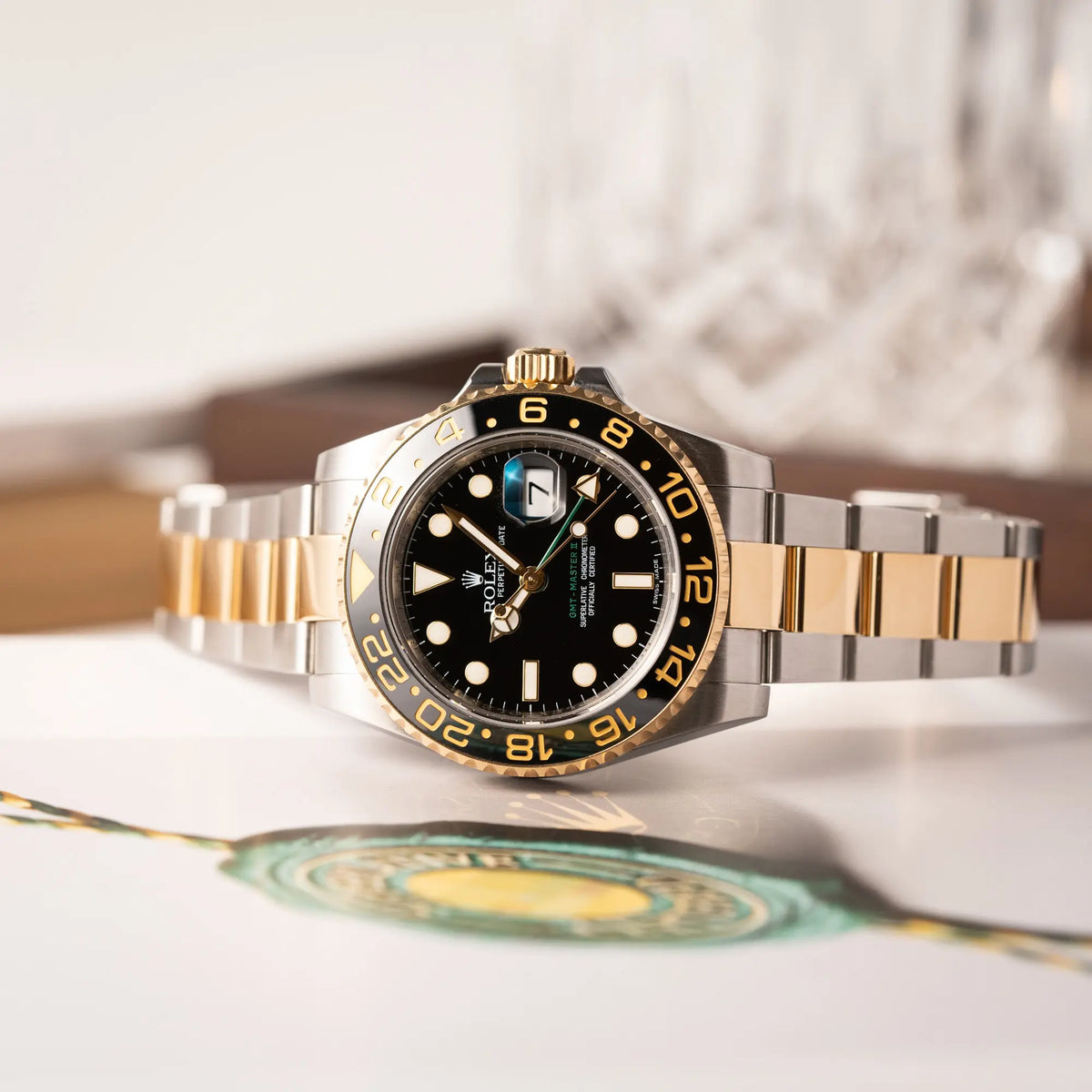 Produktfoto Rolex GMT-Master II der Referenz 116713LN in Stahl-Gold mit schwarzem Zifferblatt und dem grünen GMT-Zeiger 