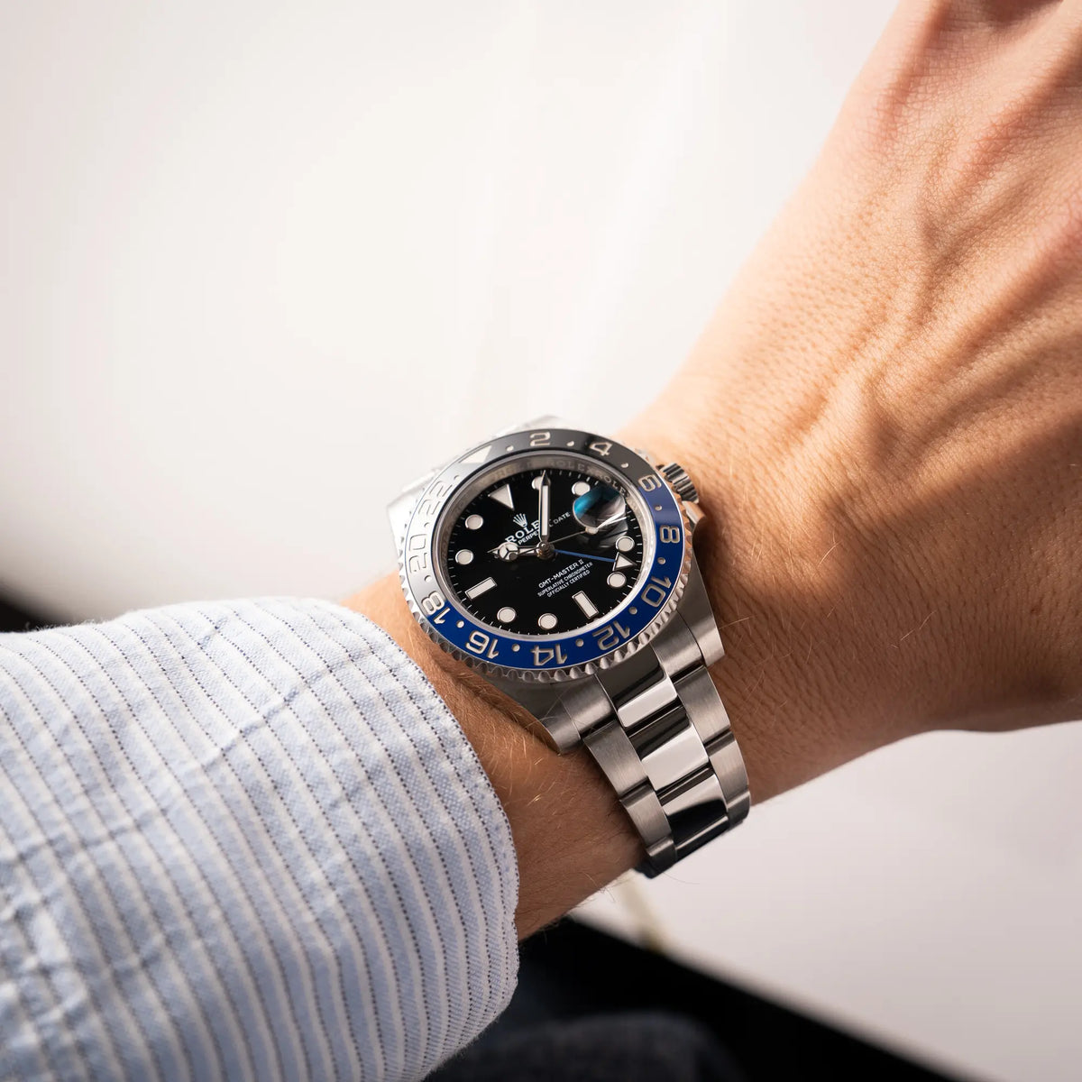 Wristshot mit der Rolex GMT-Master II 126710BLNR mit dem Nickname Batman und der typischen Kombination aus blau-schwarzer Keramik-Lünette und schwarzem Zifferblatt an einem Männerhandgelenk
