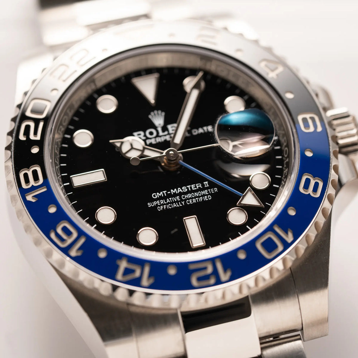 Detailaufnahme zeigt den GMT-Master Schriftzug bei 6 Uhr von der Rolex GMT-Master II 126710BLNR mit dem Nickname Batman und der typischen Kombination aus blau-schwarzer Keramik-Lünette und schwarzem Zifferblatt