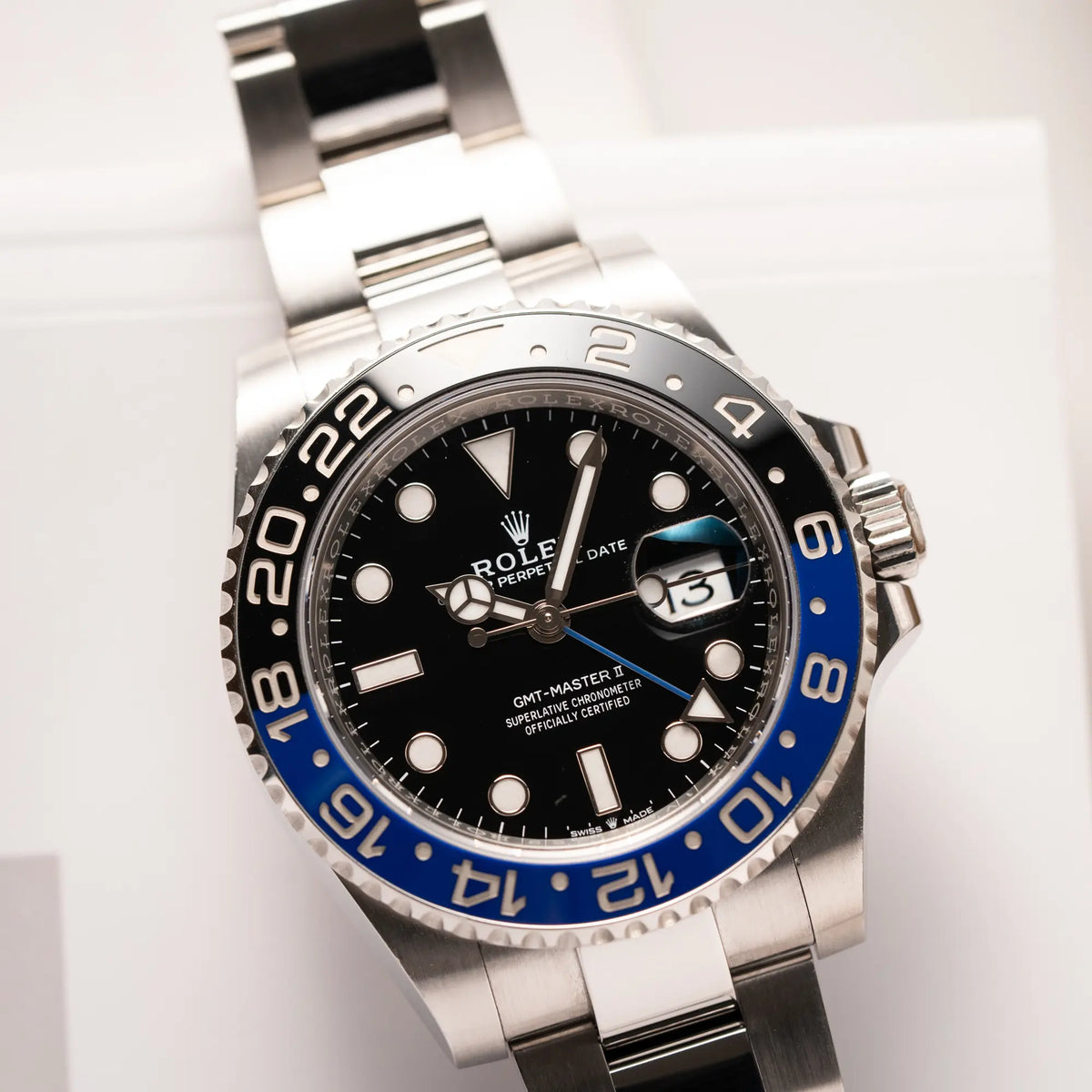 Produktfotografie als Titelbild für die Rolex GMT-Master II 126710BLNR mit dem Nickname Batman und der typischen Kombination aus blau-schwarzer Keramik-Lünette und schwarzem Zifferblatt