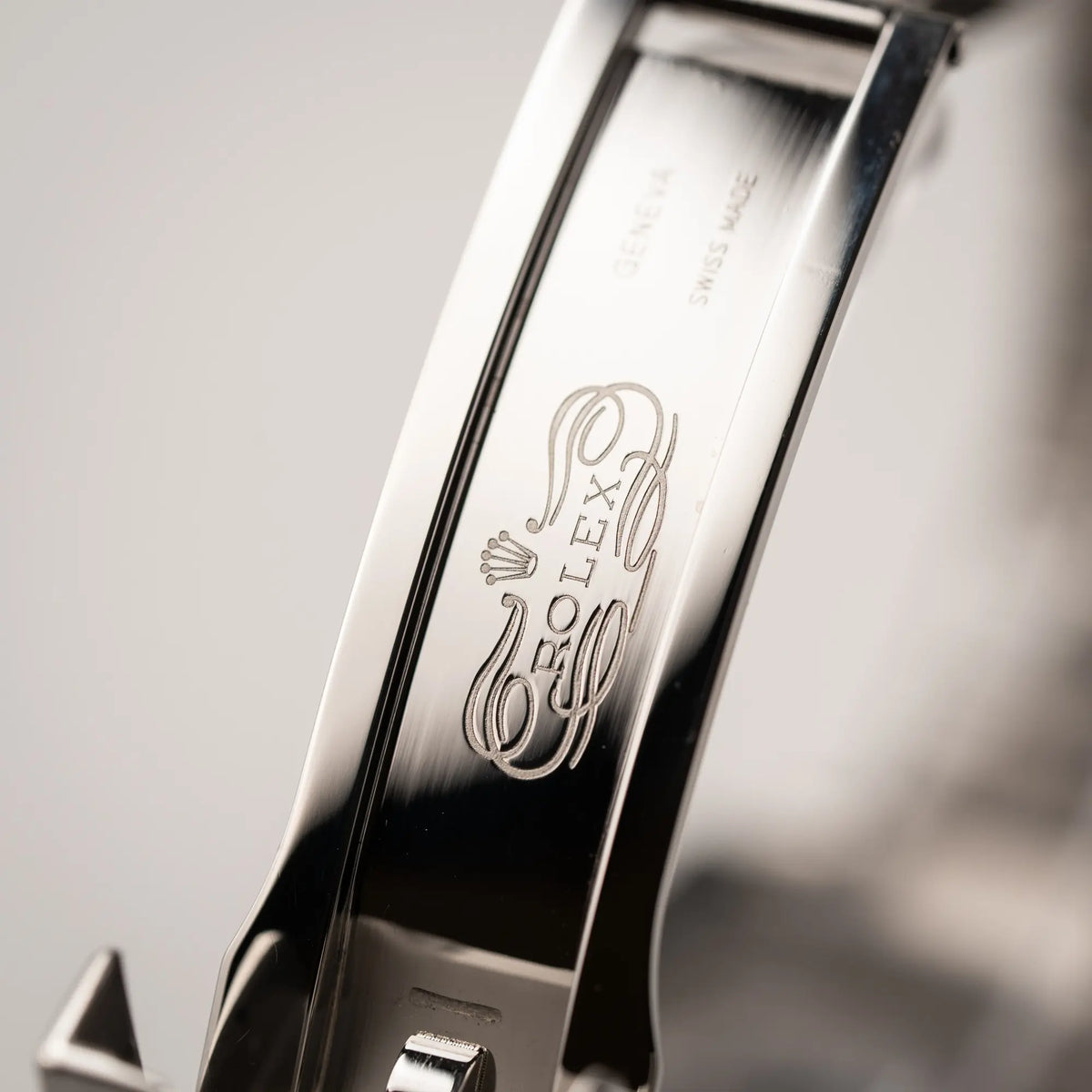 Klassisches Rolex-Logo im Inneren der Oyster-Schliesse von der Rolex GMT-Master II 126710BLNR mit dem Nickname Batman und der typischen Kombination aus blau-schwarzer Keramik-Lünette und schwarzem Zifferblatt