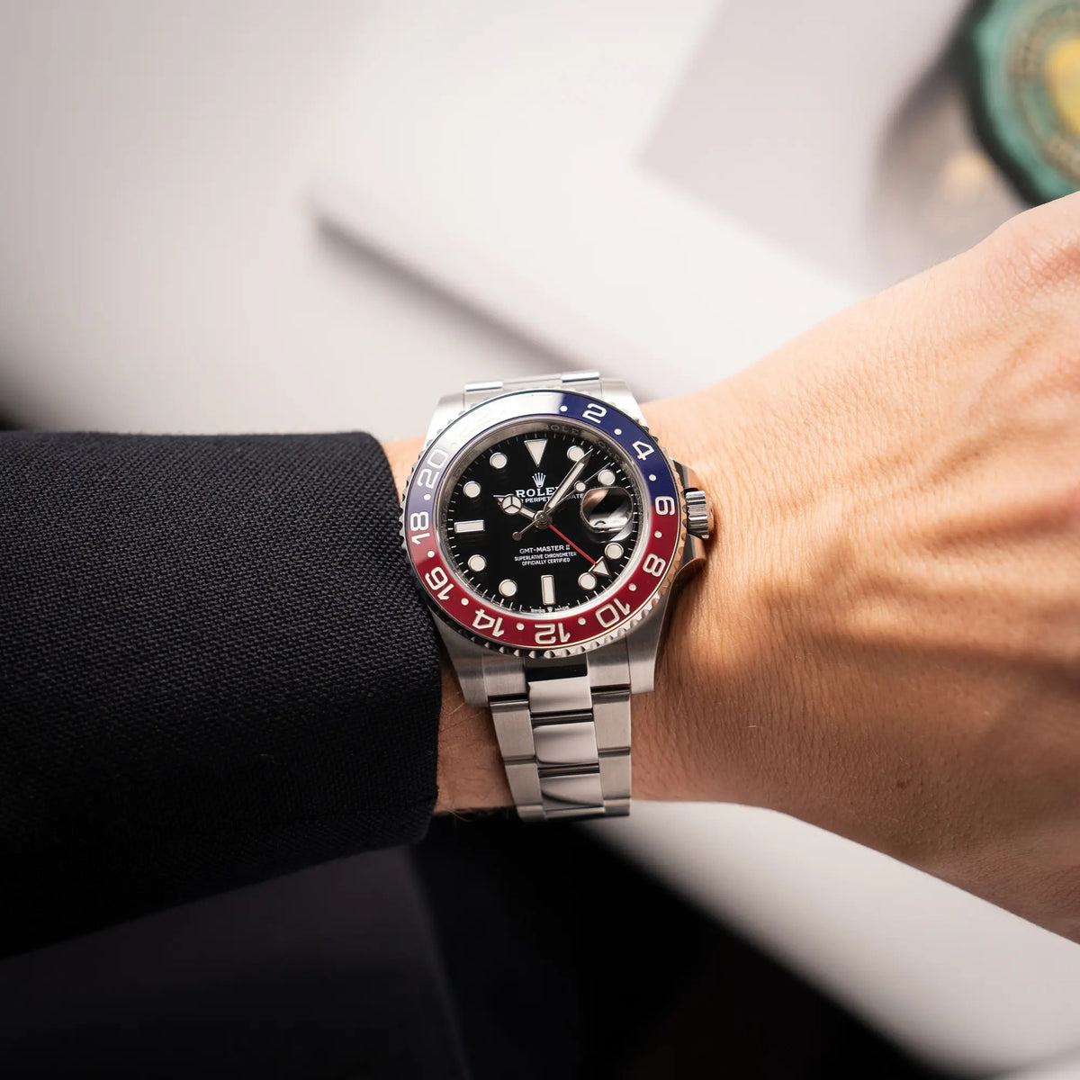 Wristshot mit der Rolex GMT-Master II der Referenz 126710BLRO mit der blau-roten Pepsi-Lünette in Keramik am Oyster-Stahl-Armband im ungetragenen Zustand