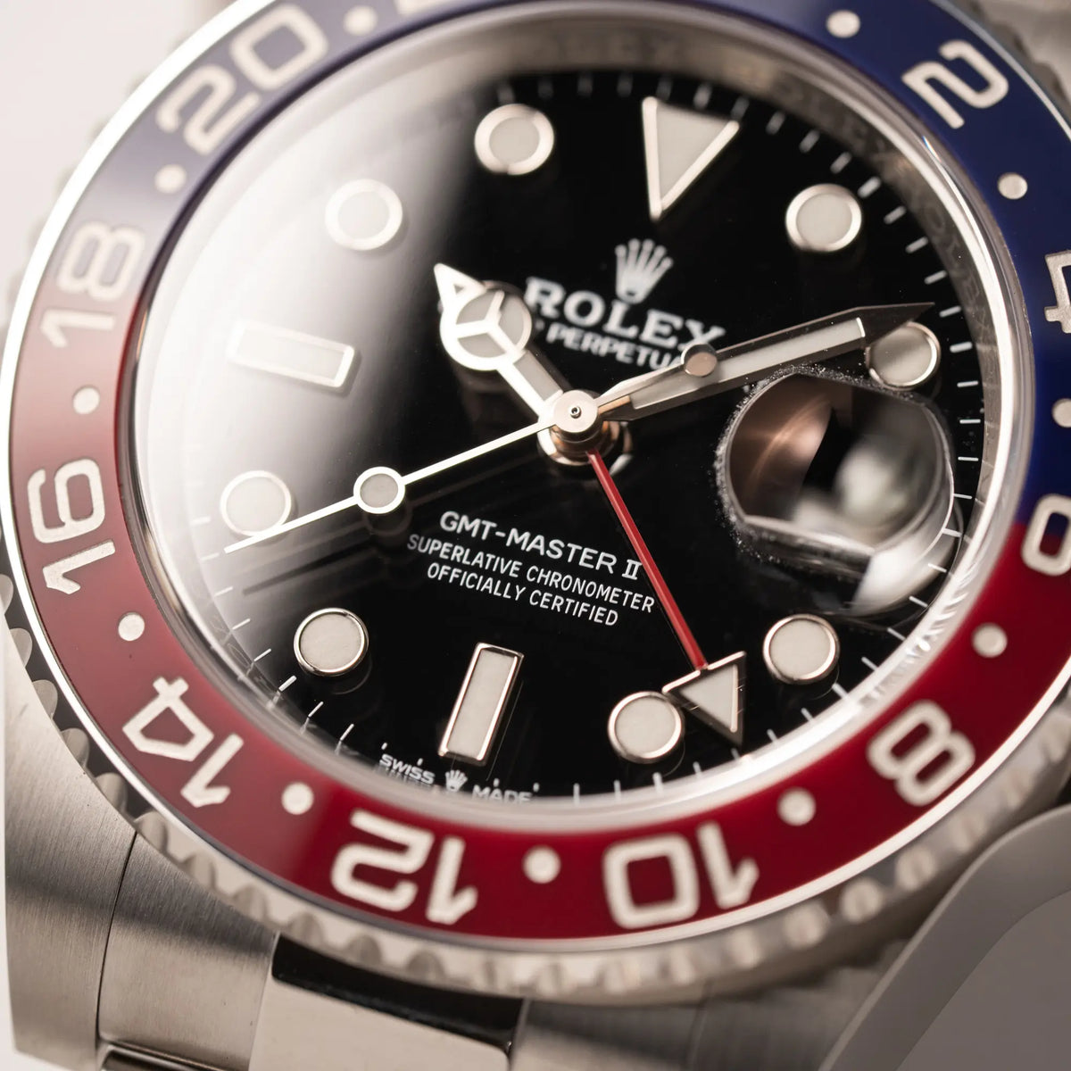 Detailaufnahme der Rolex GMT-Master II der Referenz 126710BLRO mit der blau-roten Pepsi-Lünette in Keramik am Oyster-Stahl-Armband im ungetragenen Zustand mit Fokus auf dem roten GMT-Zeiger