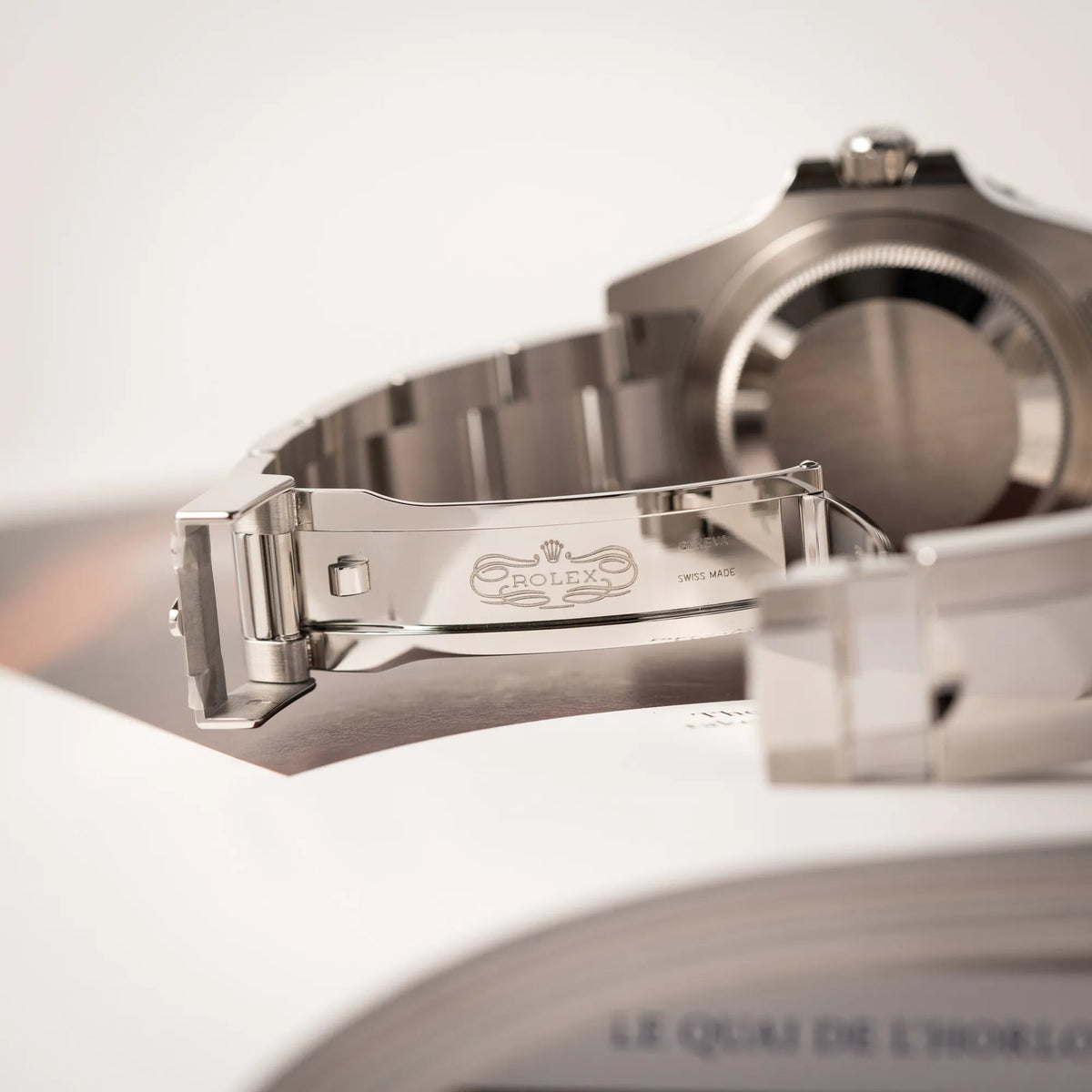 Klassisches Rolex-Logo im Inneren der geöffneten Oyster-Stahl-Schliesse von der Rolex GMT-Master II der Referenz 126710BLRO mit der blau-roten Pepsi-Lünette in Keramik am Oyster-Stahl-Armband im ungetragenen Zustand