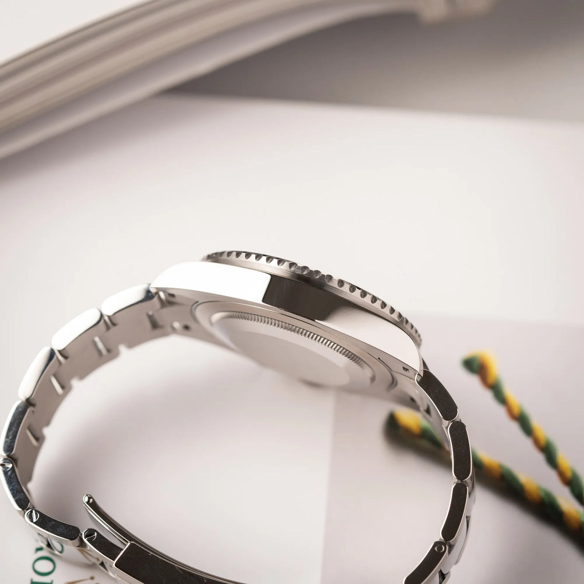 Seitliche Gehäuseflanke der Rolex GMT-Master II der Referenz 126710BLRO mit der blau-roten Pepsi-Lünette in Keramik am Oyster-Stahl-Armband im ungetragenen Zustand