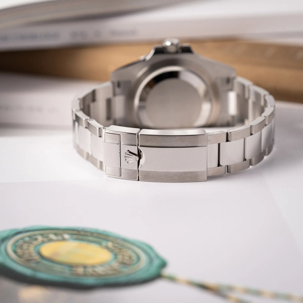 Geschlossene Oyster-Schliesse der Rolex GMT-Master II der Referenz 126710BLRO mit der blau-roten Pepsi-Lünette in Keramik am Oyster-Stahl-Armband im ungetragenen Zustand