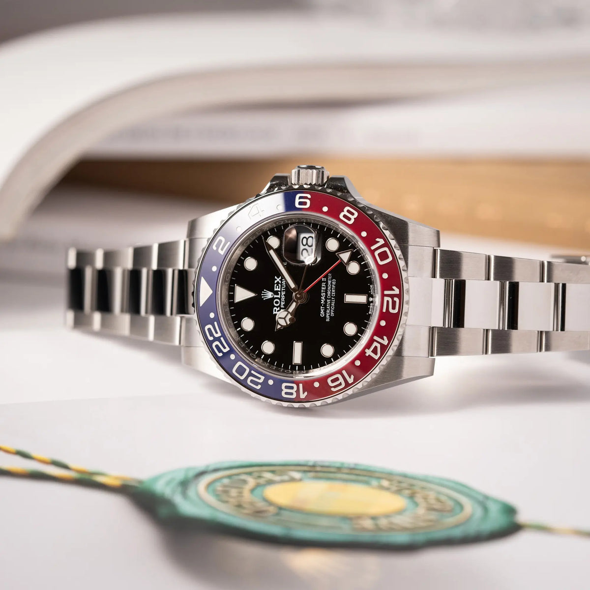 Produktfotografie als Titelbild für die Rolex GMT-Master II der Referenz 126710BLRO mit der blau-roten Pepsi-Lünette in Keramik am Oyster-Stahl-Armband im ungetragenen Zustand