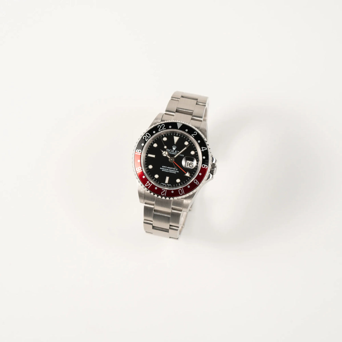 Leicht schräge Ansicht der Rolex GMT-Master II 16710 mit der schwarz-roten "Coke" Aluminium-Lünetten-Einlage am Oyster Stahlband