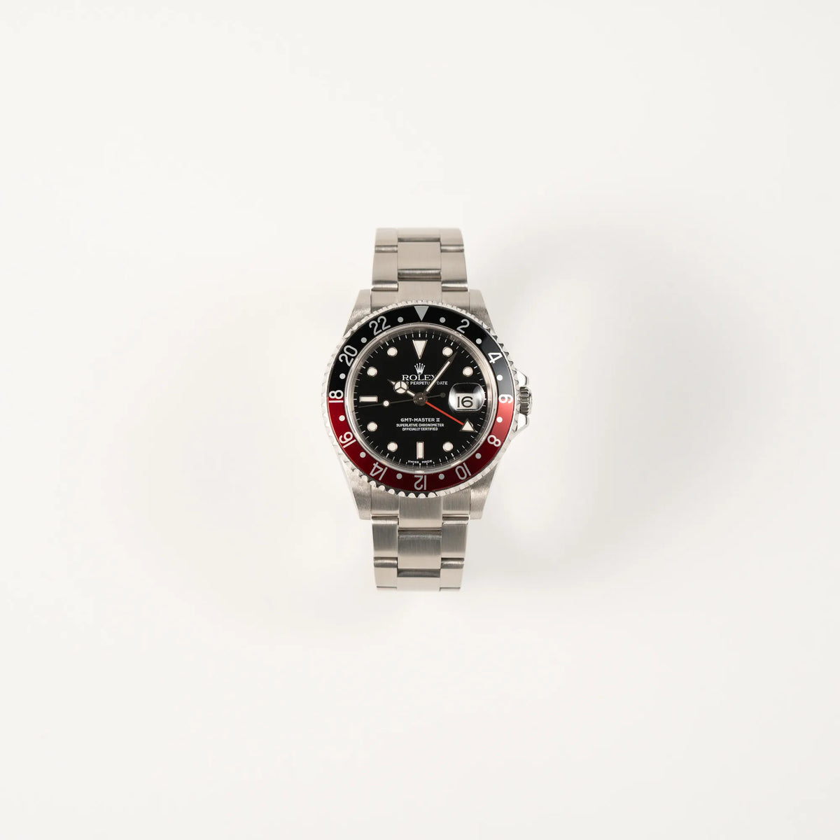 Frontale Ansicht der Rolex GMT-Master II 16710 mit der schwarz-roten "Coke" Aluminium-Lünetten-Einlage am Oyster Stahlband