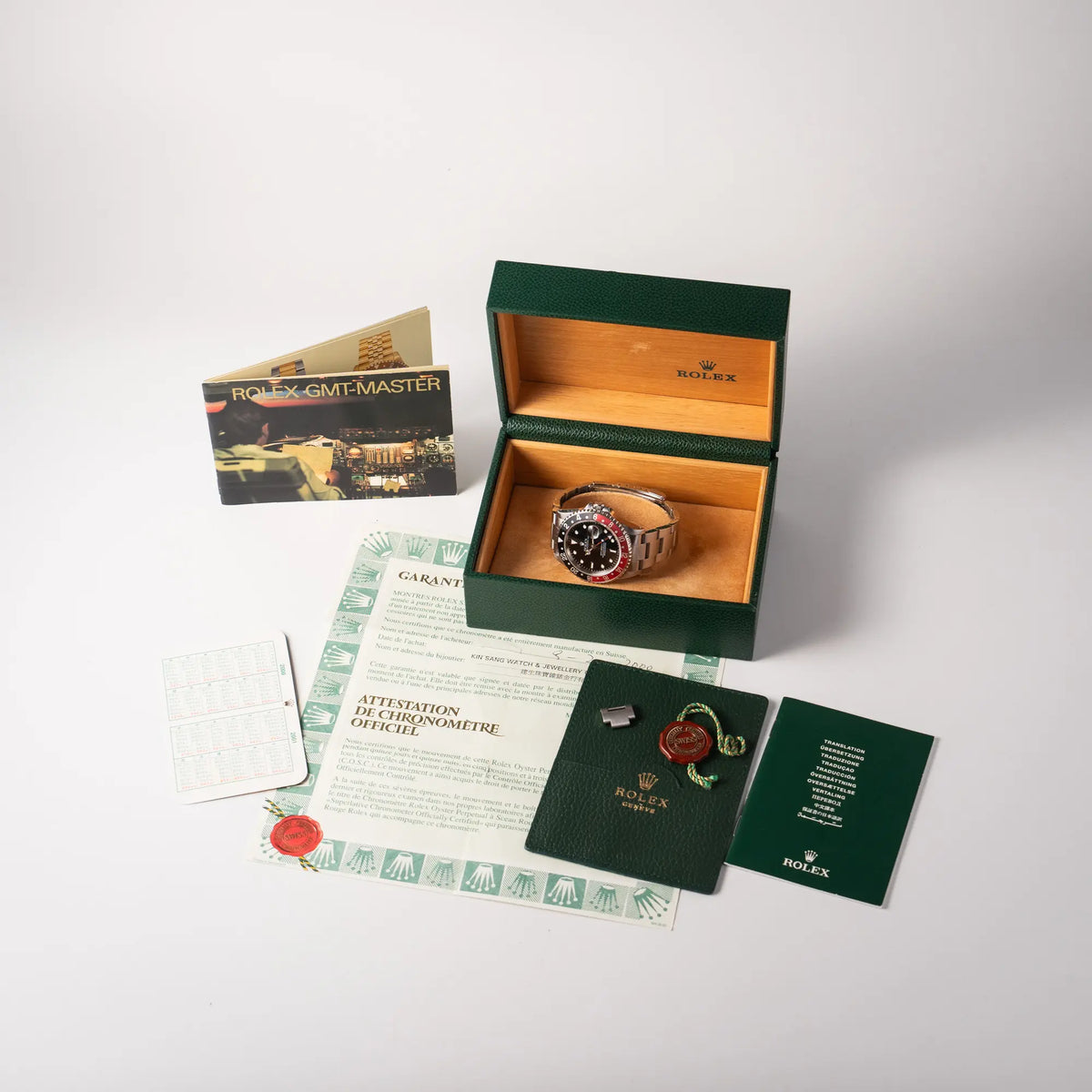 Lieferumfang zu der Rolex GMT-Master II der Referenz 16710  mit  schwarz-roter Coke-Lünette und dem für das Jahr 2000 typische "Swiss Only" - Zifferblatt, bestehend aus Box, Rolex-Kalender, Hangtag, GMT-Booklet und original Pappieren