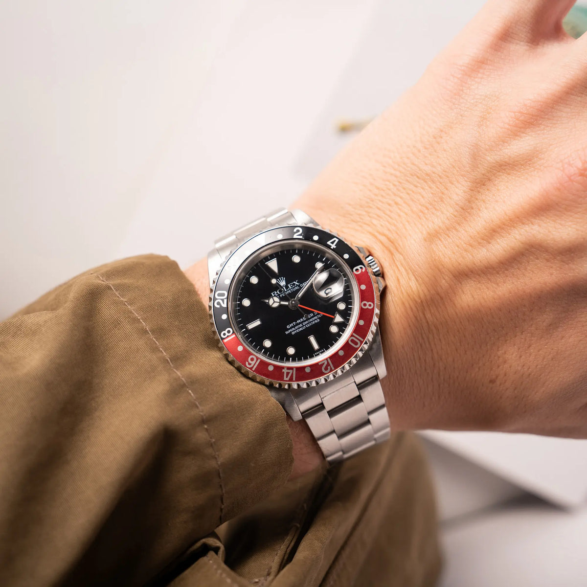 Wristshot mit der Rolex GMT-Master II der Referenz 16710 mit  schwarz-roter Coke-Lünette und dem für das Jahr 2000 typische "Swiss Only" - Zifferblatt