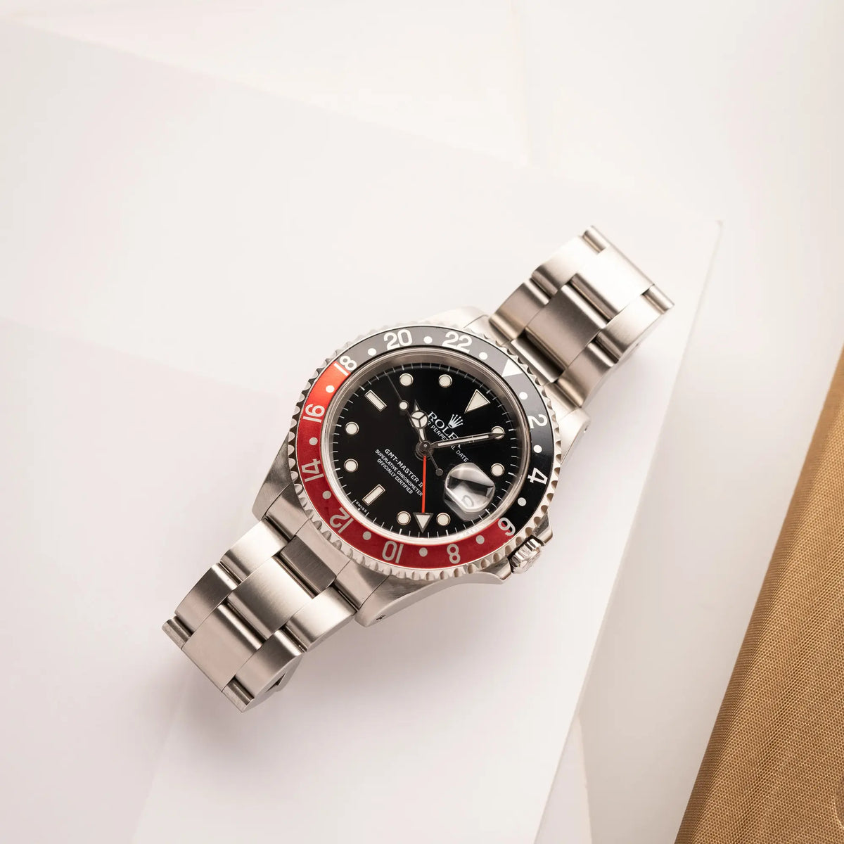 Rolex GMT-Master II der Referenz 16710 mit  schwarz-roter Coke-Lünette und dem für das Jahr 2000 typische "Swiss Only" - Zifferblatt