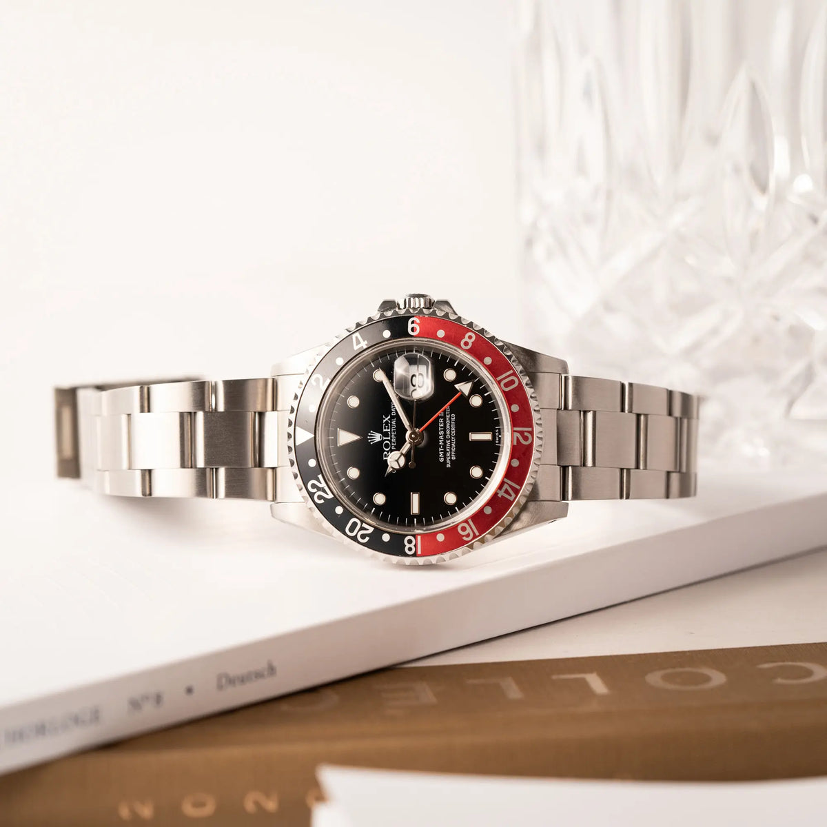 Produktfotografie der Rolex GMT-Master II der Referenz 16710 mit  schwarz-roter Coke-Lünette und dem für das Jahr 2000 typische "Swiss Only" - Zifferblatt