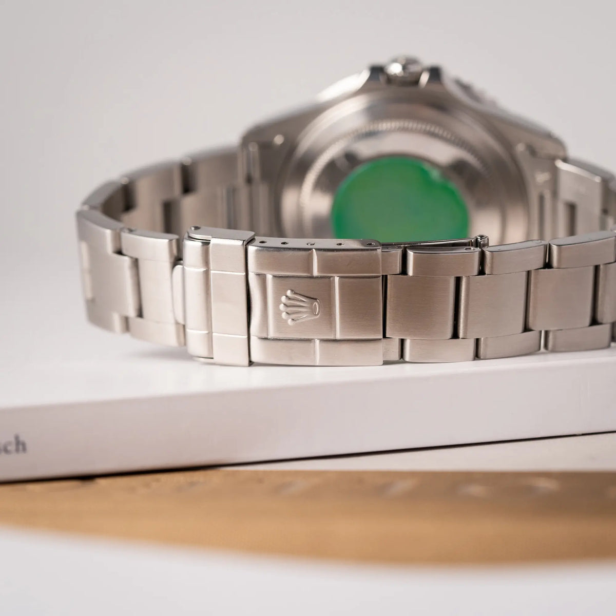 Produktfotografie zeigt das Oytser-Stahlband der Rolex GMT-Master II der Referenz 16710  2000 mit  schwarz-roter Coke-Lünette und dem für das Jahr 2000 typische "Swiss Only" - Zifferblatt