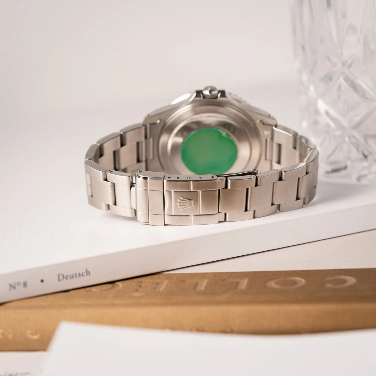 Blick auf das Oyster-Stahlband und den Gehäuseboden mit Sticker von der Rolex GMT-Master II der Referenz 16710  2000 mit  schwarz-roter Coke-Lünette und dem für das Jahr 2000 typische "Swiss Only" - Zifferblatt
