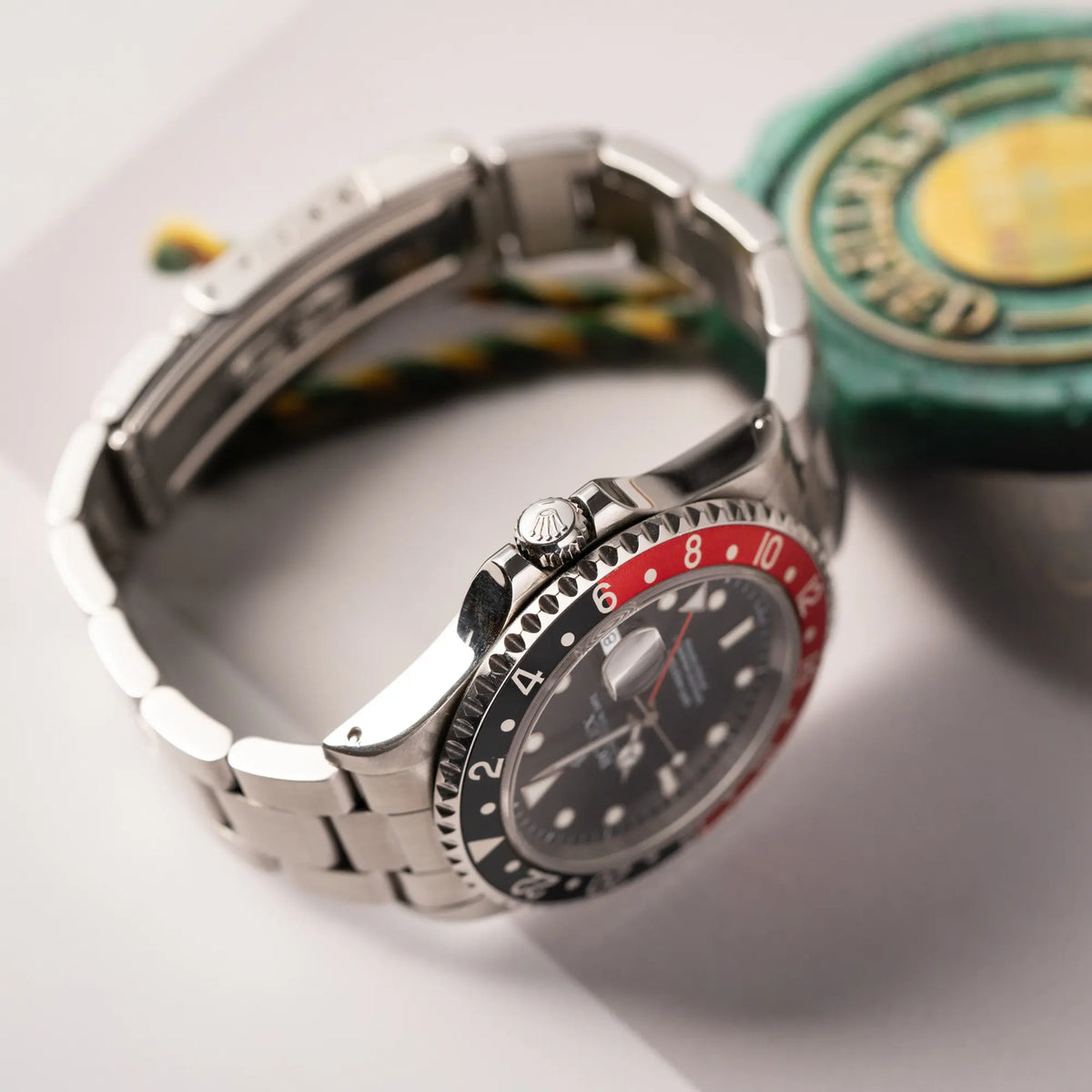 Blick auf die seitliche Gehäuseflanke und die Aufzugskrone der Rolex GMT-Master II der Referenz 16710  2000 mit  schwarz-roter Coke-Lünette und dem für das Jahr 2000 typische "Swiss Only" - Zifferblatt