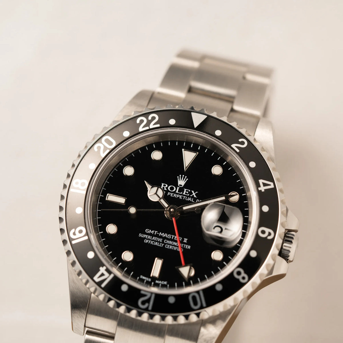 Detailaufnahme der Rolex GMT-Master II 16710  aus 2001 mit schwarzem Aluminium-Lünetten-Inlay in einem neuwertigen Zustand