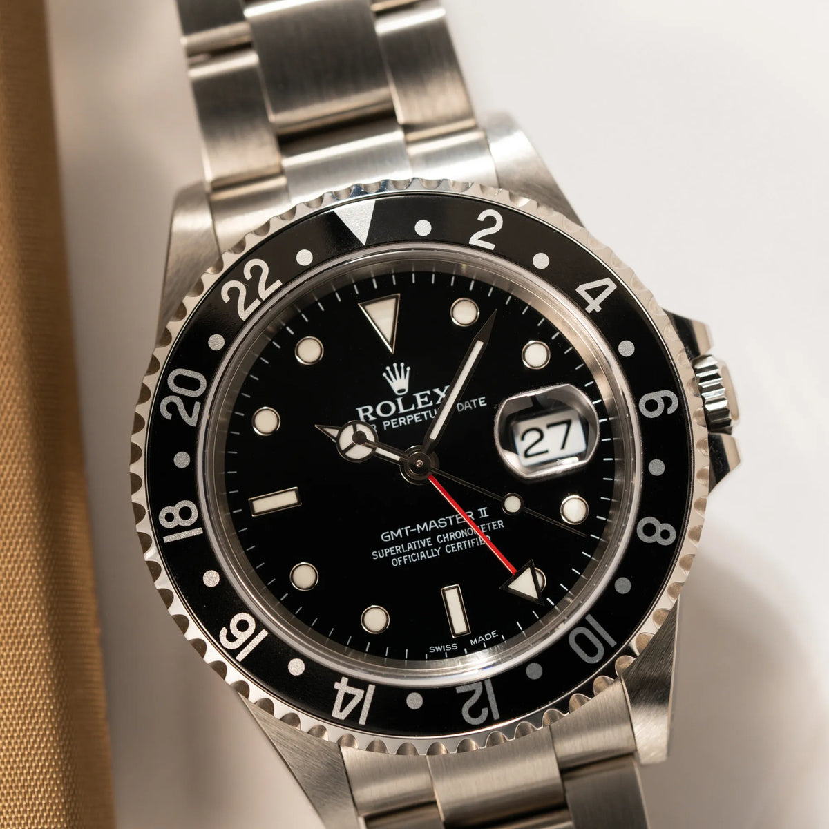 Produktfotografie des Uhrenkopfes der Rolex GMT-Master II 16710  aus 2001 mit schwarzem Aluminium-Lünetten-Inlay in einem neuwertigen Zustand