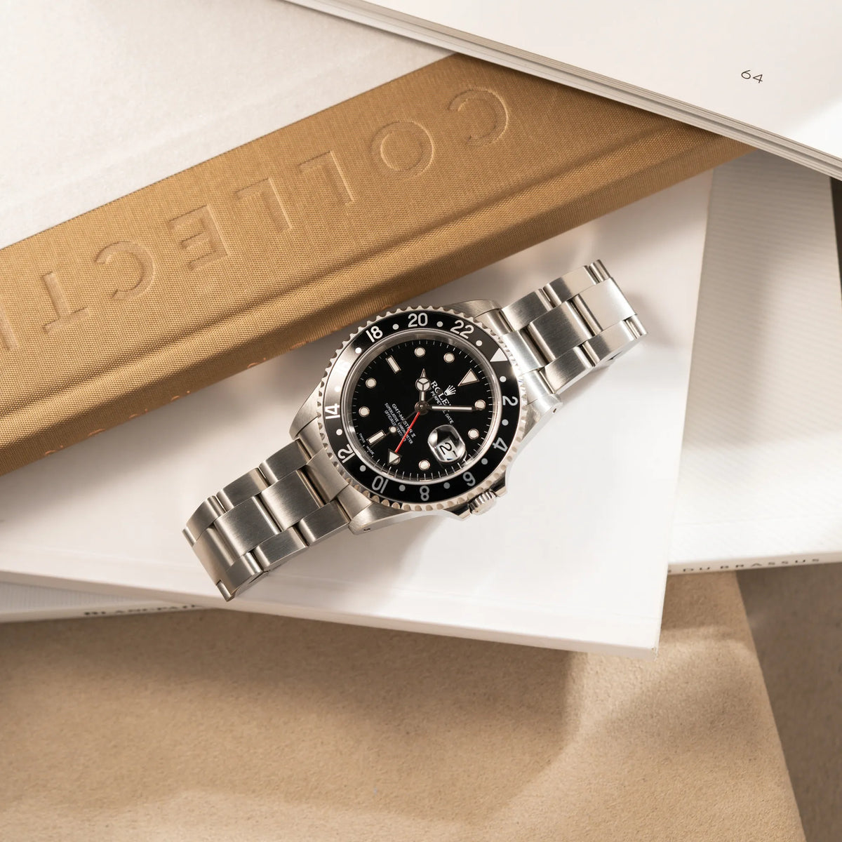 Produktfoto der Rolex GMT-Master II 16710  aus 2001 mit schwarzem Aluminium-Lünetten-Inlay in einem neuwertigen Zustand
