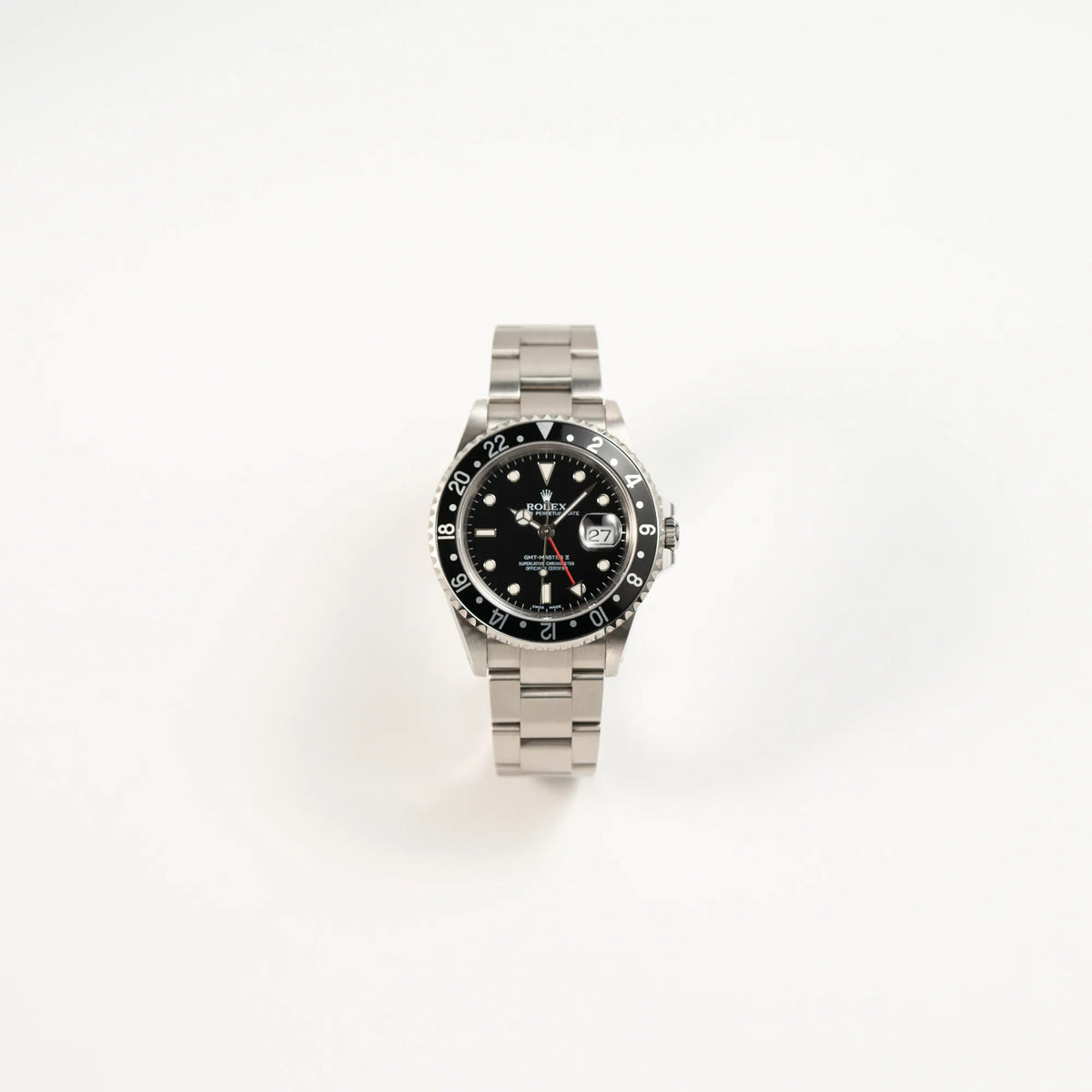 Frontale Ansicht der Rolex GMT-Master II 16710  aus 2001 mit schwarzem Aluminium-Lünetten-Inlay in einem neuwertigen Zustand