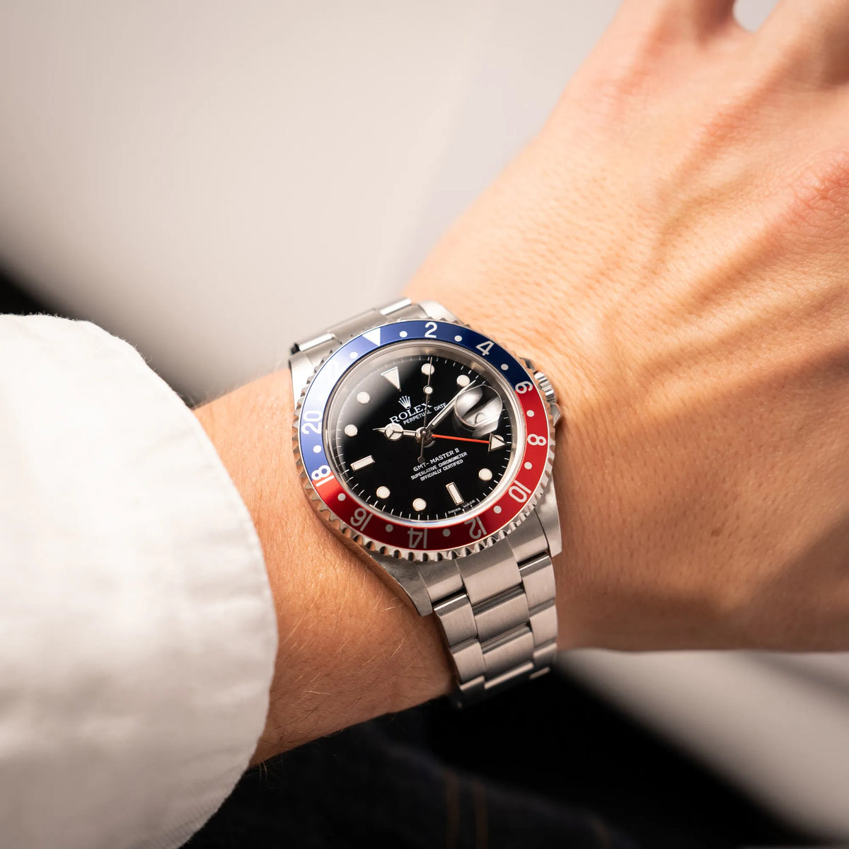 Wristshot mit der Rolex   GMT-Master II der Referenz 16710 mit der blau-roten Pepsi Lünette aus Aluminium mit kräftigen Farben