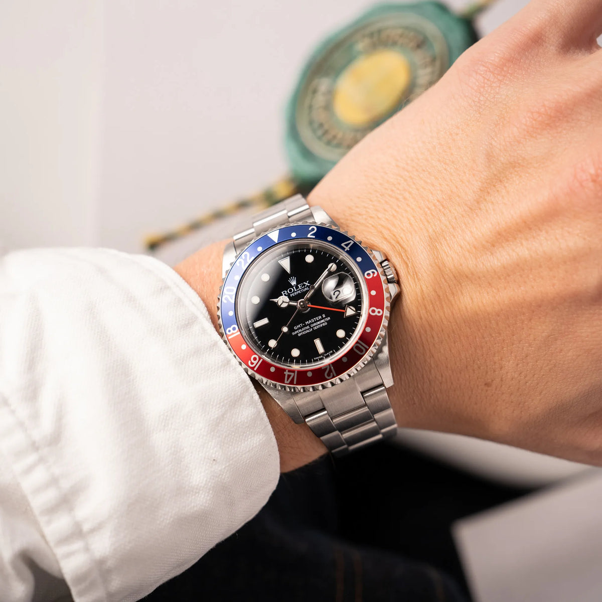 Wristshot mit der Rolex GMT-Master II der Referenz 16710 mit der blau-roten Pepsi Lünette aus Aluminium mit kräftigen Farben an einem Handgelenk 