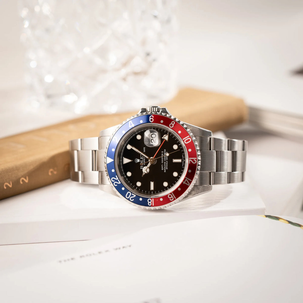 Produktfotografie als Titelbild für die Rolex   GMT-Master II der Referenz 16710 mit der blau-roten Pepsi Lünette aus Aluminium mit kräftigen Farben