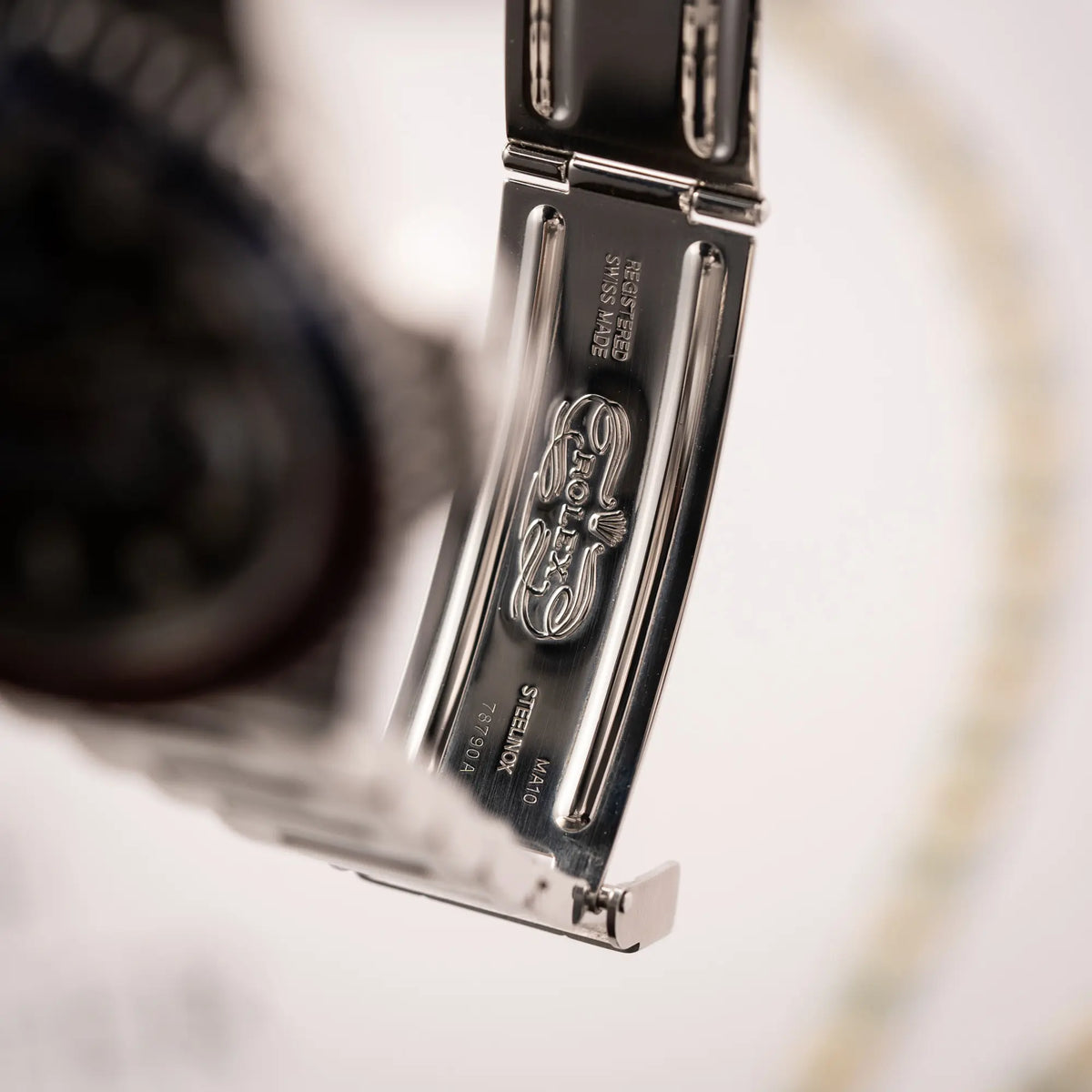 Klassisches Rolex Logo im Inneren der Oyster-Faltschliesse von der Rolex GMT-Master II der Referenz 16710 mit der blau-roten Pepsi Lünette aus Aluminium mit kräftigen Farben
