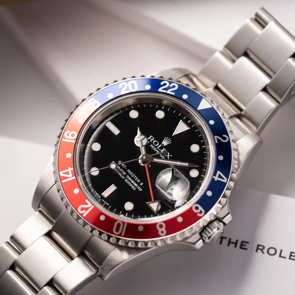Detailaufnahme der Rolex GMT-Master II der Referenz 16710 mit der blau-roten Pepsi Lünette aus Aluminium mit kräftigen Farben