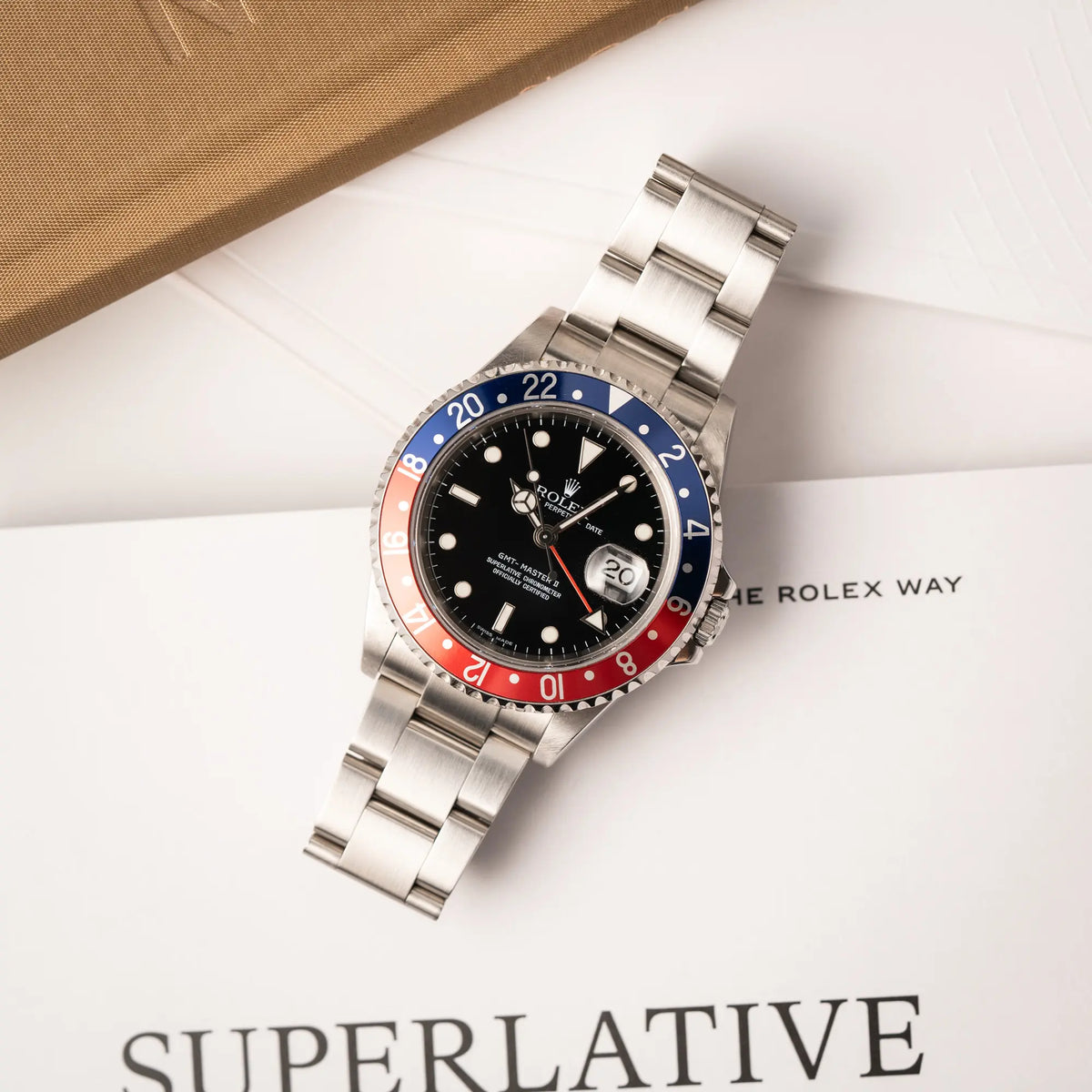 Produktfotografie der Rolex GMT-Master II der Referenz 16710 mit der blau-roten Pepsi Lünette aus Aluminium mit kräftigen Farben