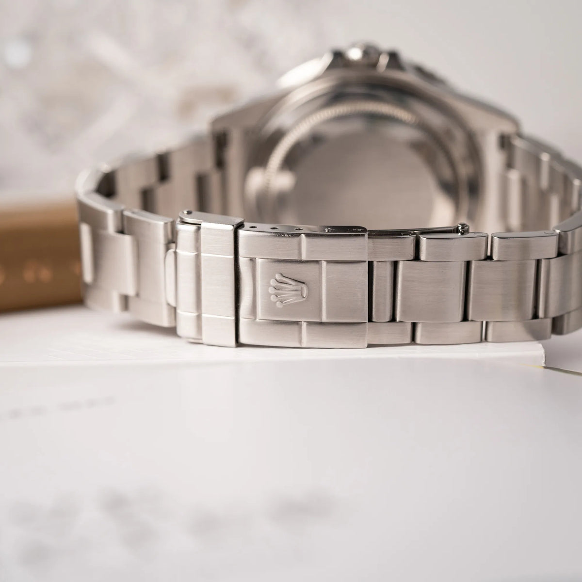 Detailaufnahme der Oyster-Faltschliesse von der Rolex GMT-Master II der Referenz 16710 mit der blau-roten Pepsi Lünette aus Aluminium mit kräftigen Farben