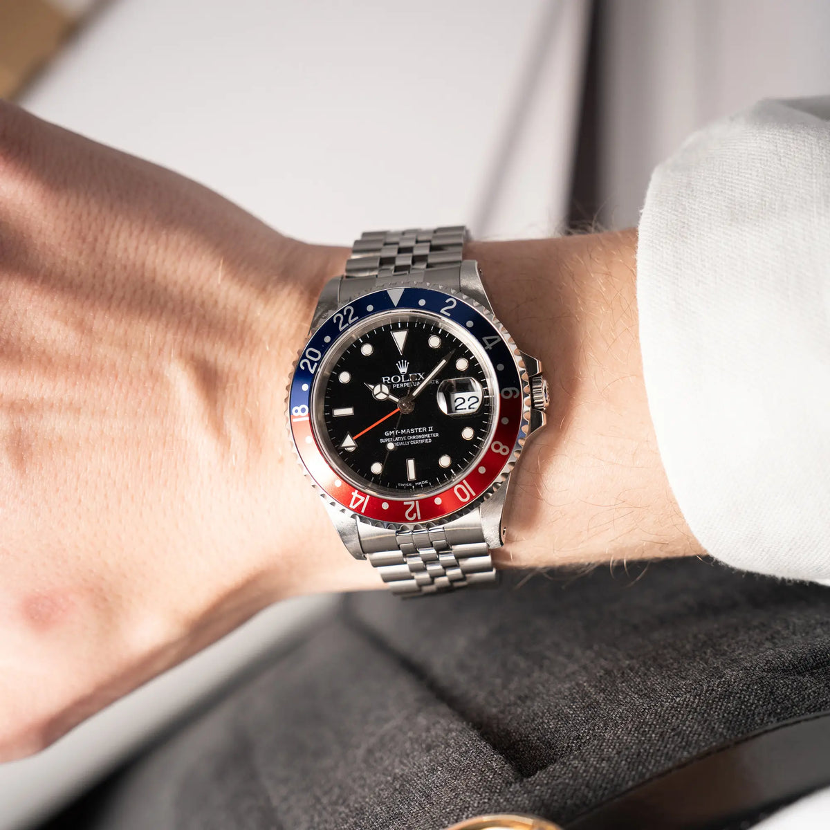 Wristshot mit der Rolex GMT-Master II 16710 mit der blau-roten Pepsi-Lünette am Jubilee-Armband 